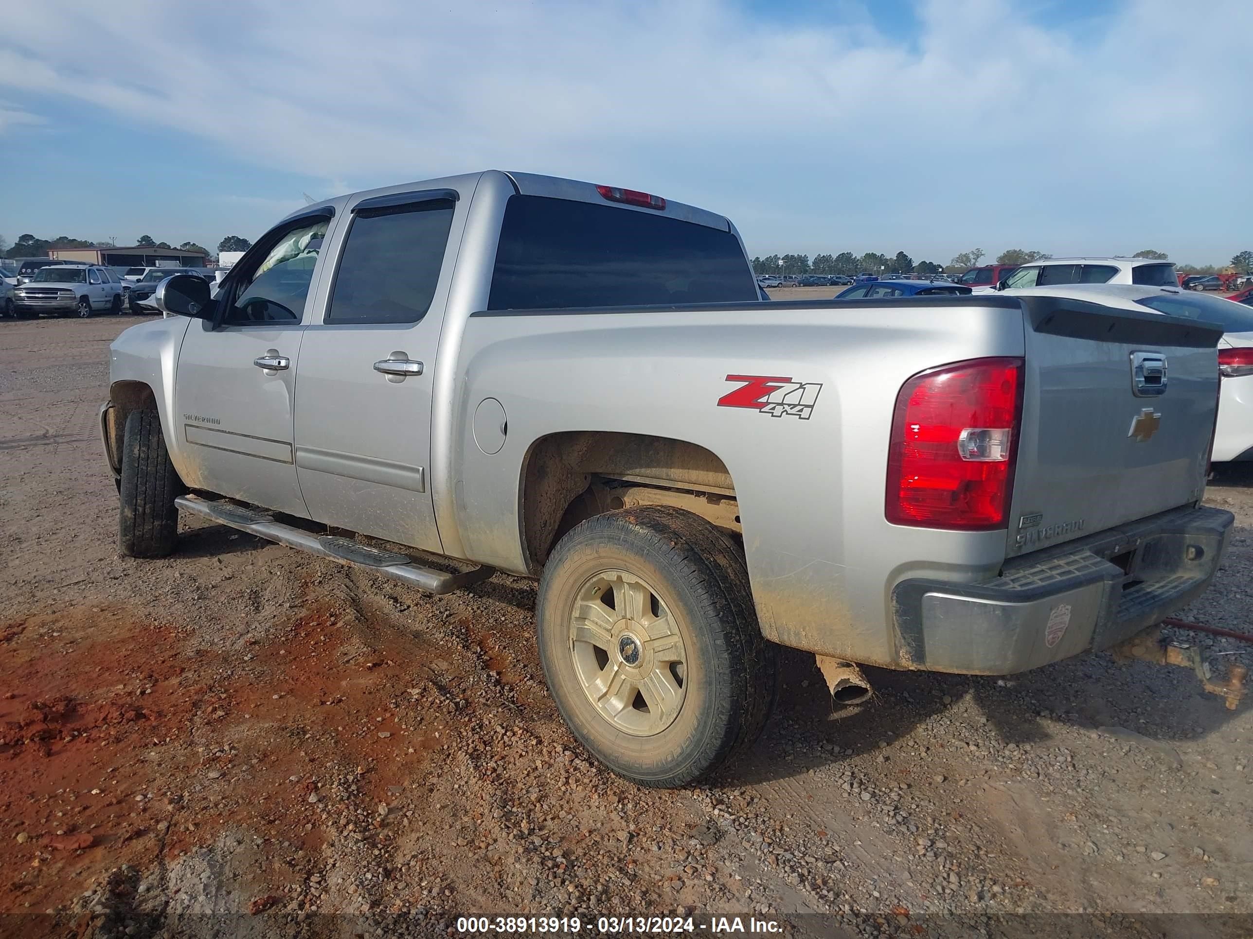 Photo 2 VIN: 3GCPKSE30BG198164 - CHEVROLET SILVERADO 