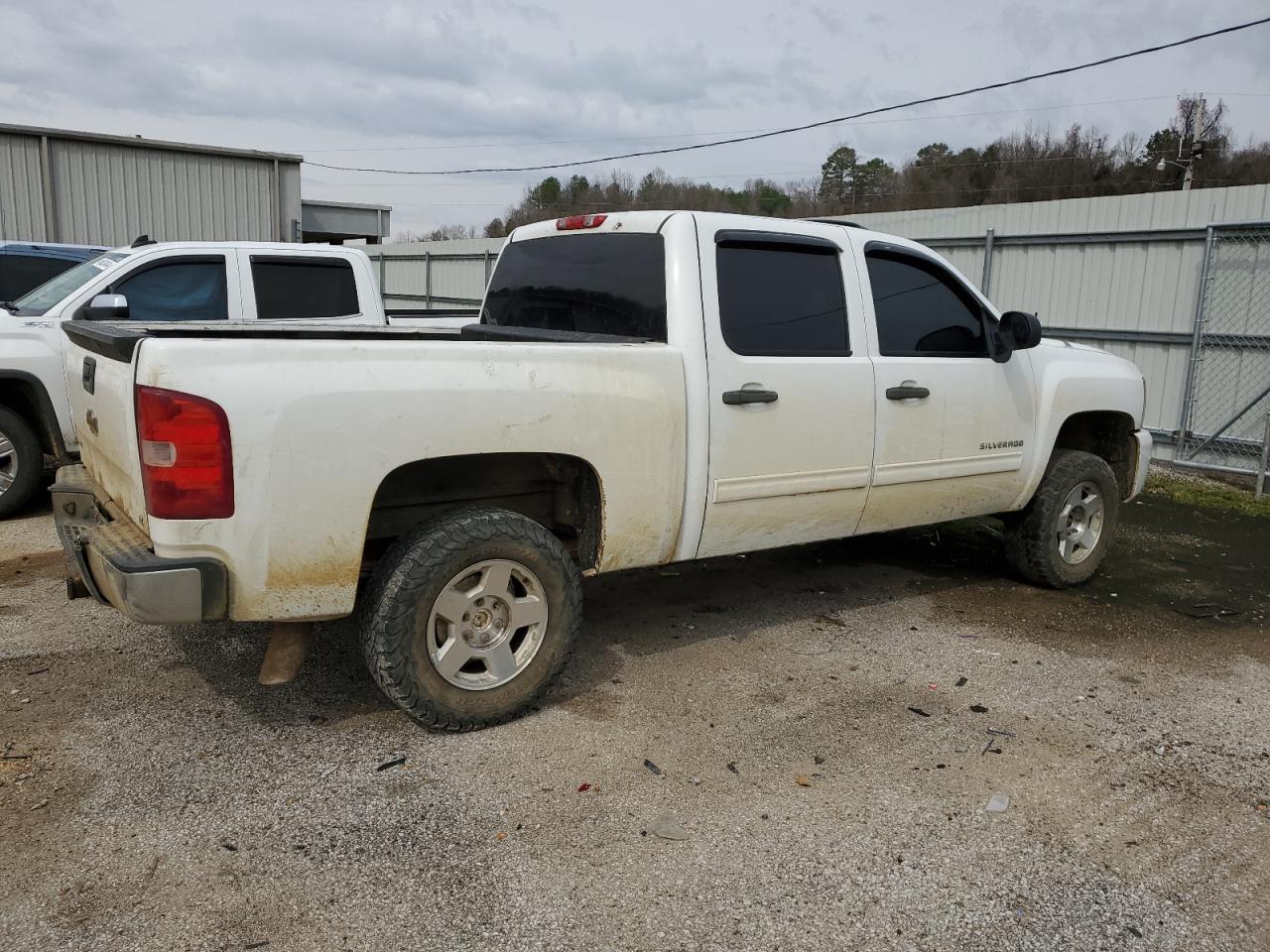 Photo 2 VIN: 3GCPKSE31BG236887 - CHEVROLET SILVERADO 