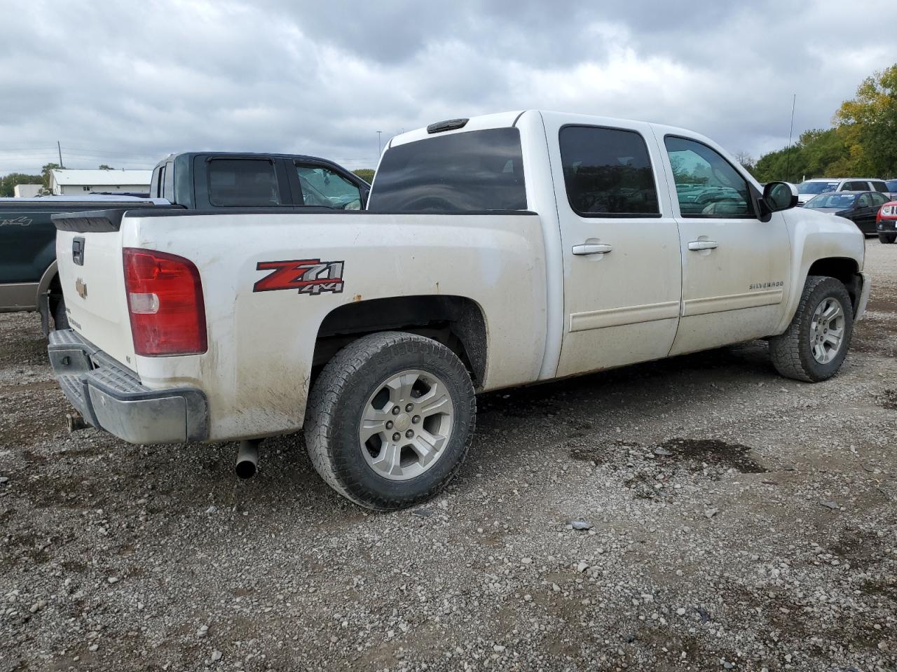 Photo 2 VIN: 3GCPKSE37BG140035 - CHEVROLET SILVERADO 