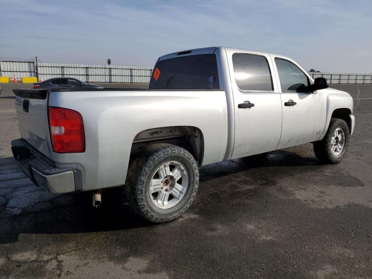 Photo 2 VIN: 3GCPKSE39BG235227 - CHEVROLET SILVERADO 