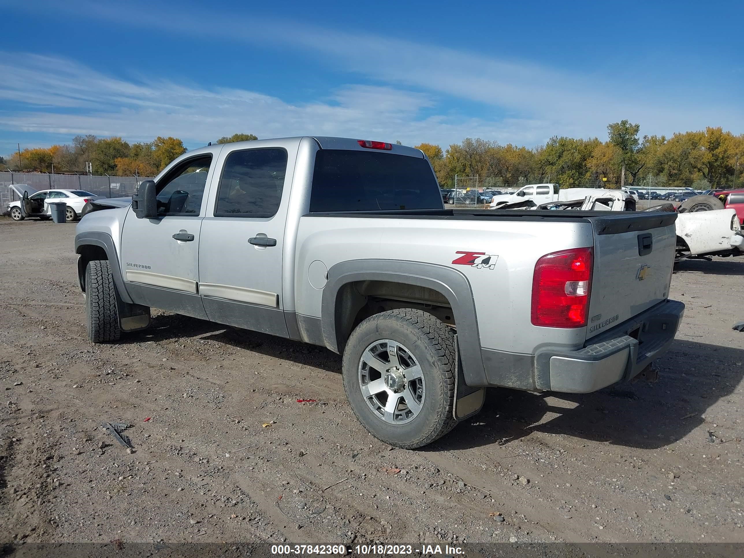 Photo 2 VIN: 3GCPKSE3XBG138604 - CHEVROLET SILVERADO 