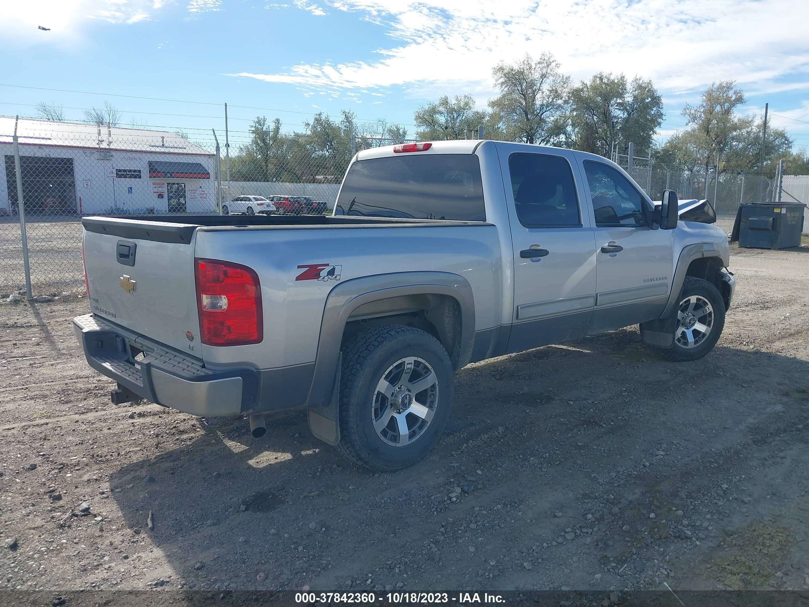 Photo 3 VIN: 3GCPKSE3XBG138604 - CHEVROLET SILVERADO 