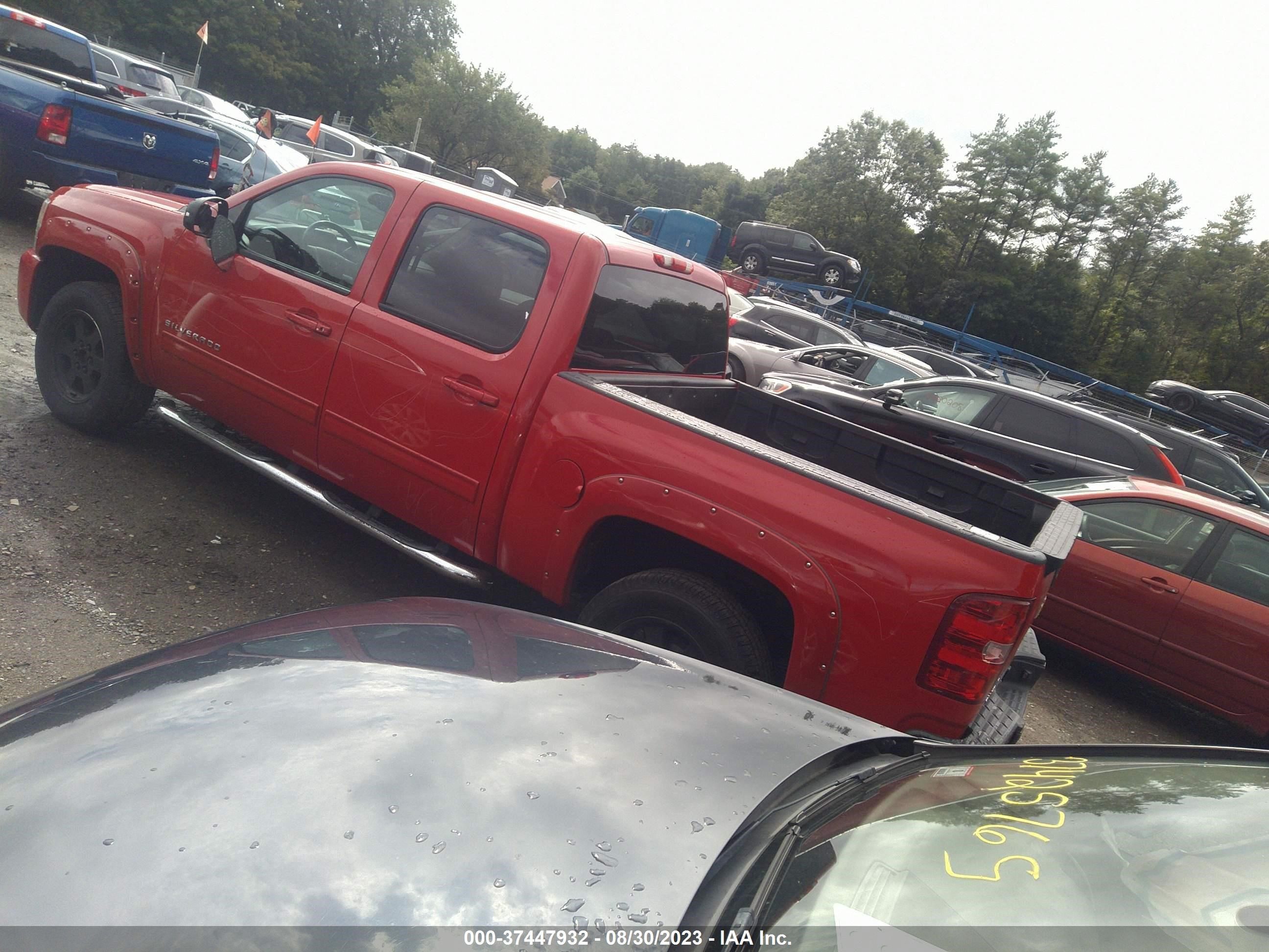 Photo 2 VIN: 3GCPKSE70DG241780 - CHEVROLET SILVERADO 