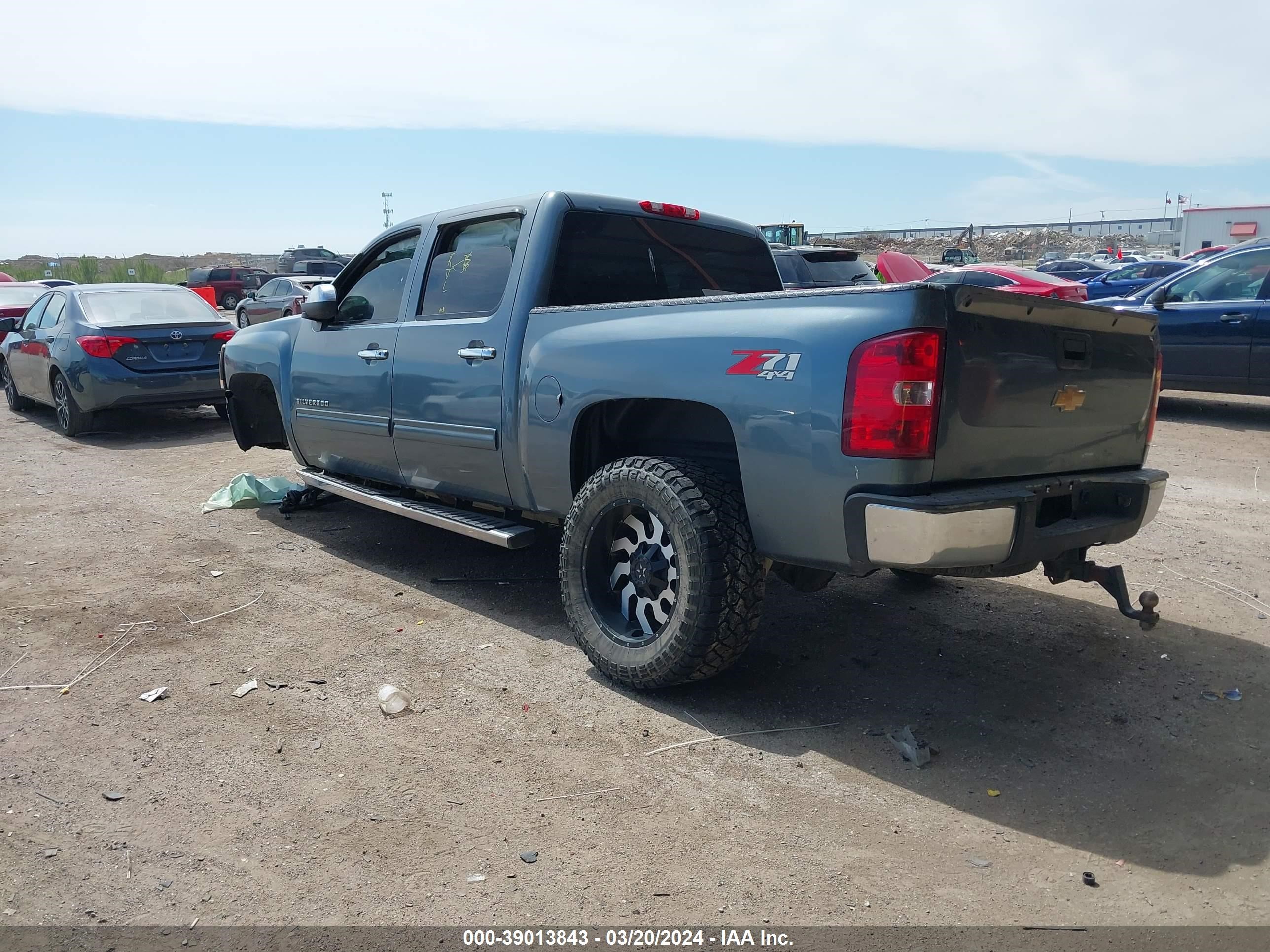 Photo 2 VIN: 3GCPKSE71DG104301 - CHEVROLET SILVERADO 