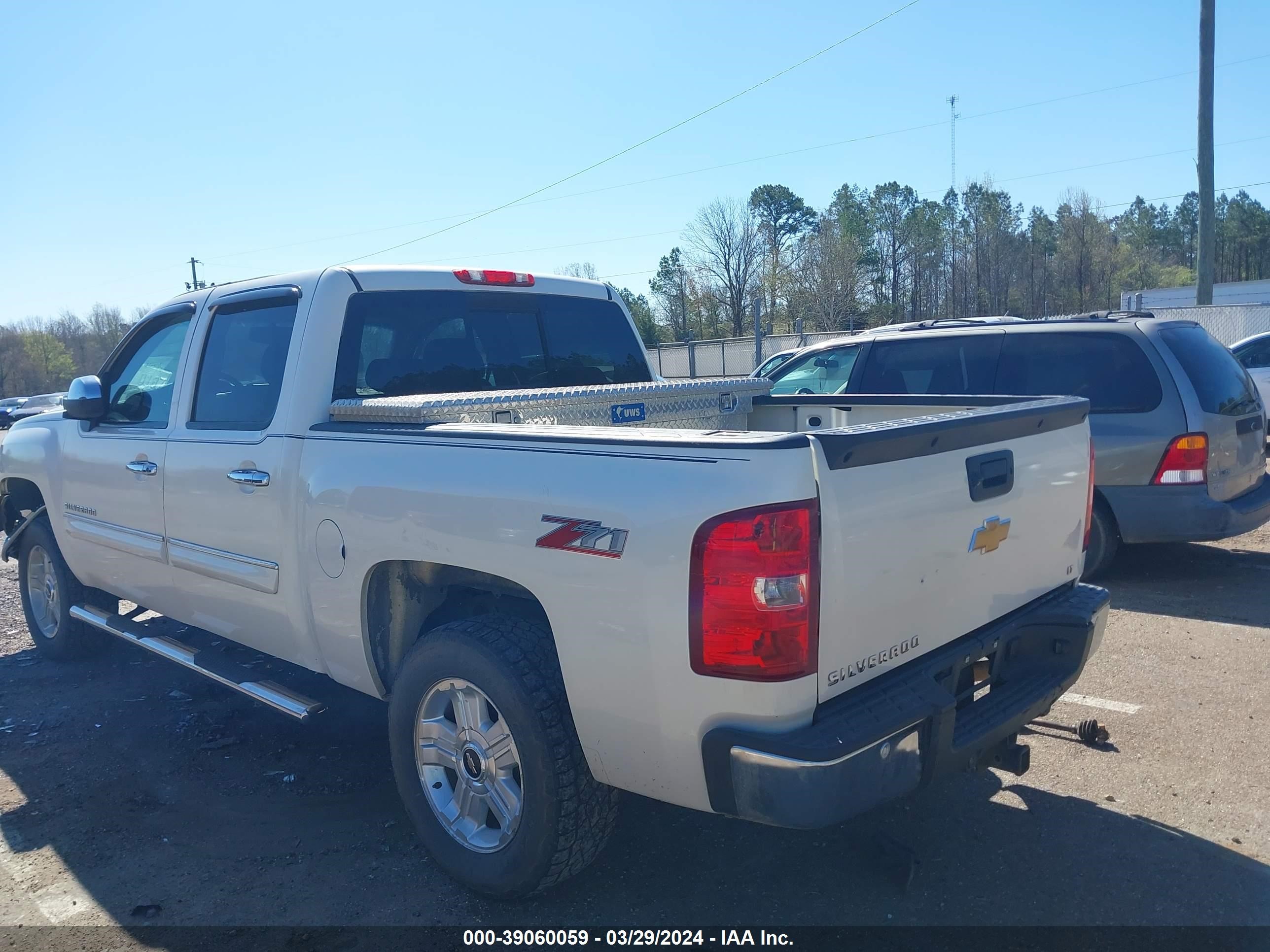 Photo 2 VIN: 3GCPKSE71DG230724 - CHEVROLET SILVERADO 