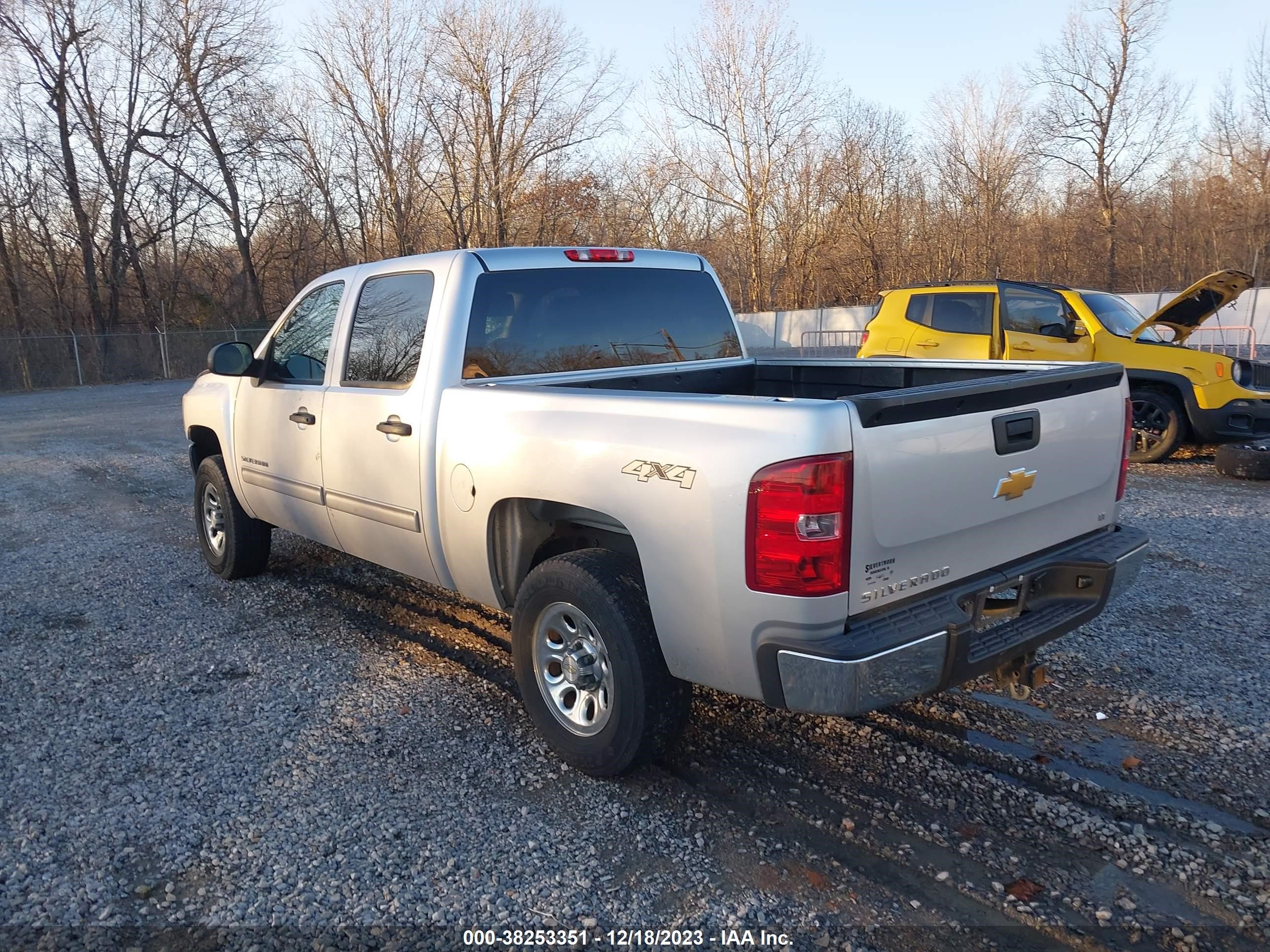 Photo 2 VIN: 3GCPKSE73DG109371 - CHEVROLET SILVERADO 