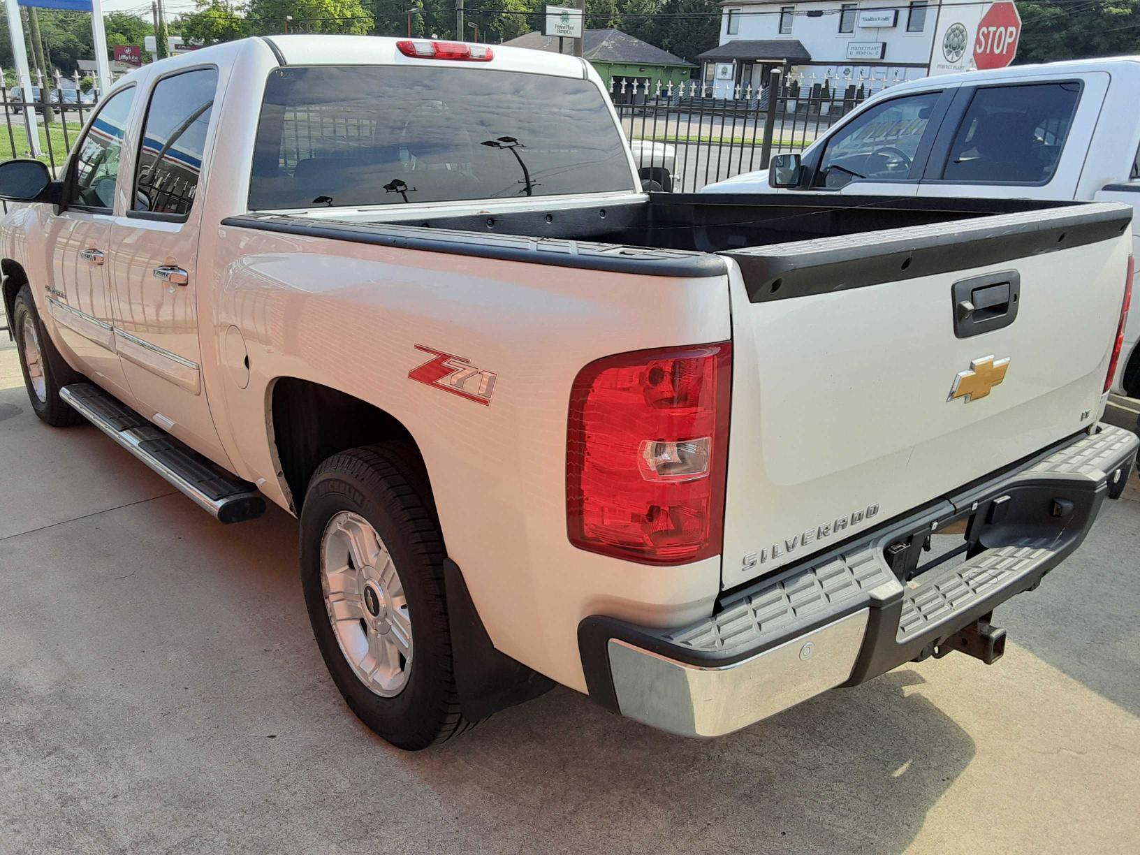 Photo 2 VIN: 3GCPKSE78DG215024 - CHEVROLET SILVERADO 