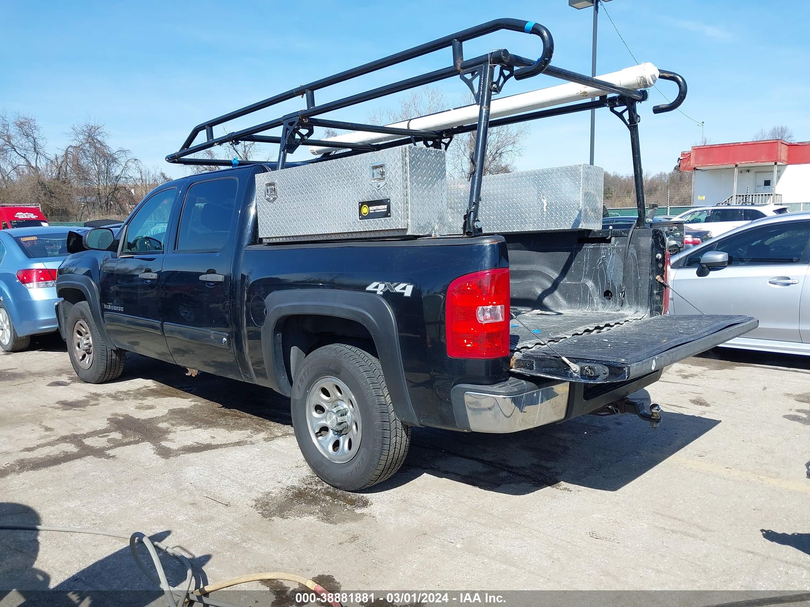 Photo 2 VIN: 3GCPKSEA8BG199318 - CHEVROLET SILVERADO 