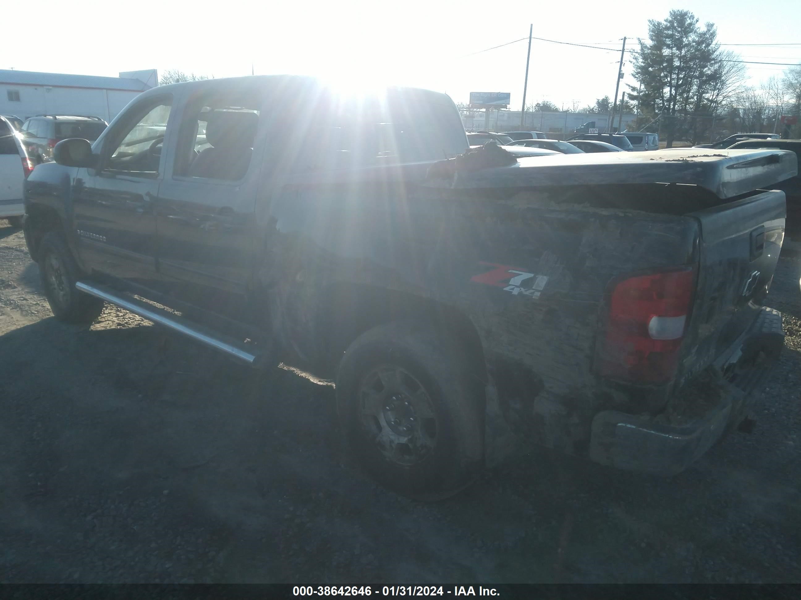 Photo 2 VIN: 3GCPKTE3XBG138737 - CHEVROLET SILVERADO 