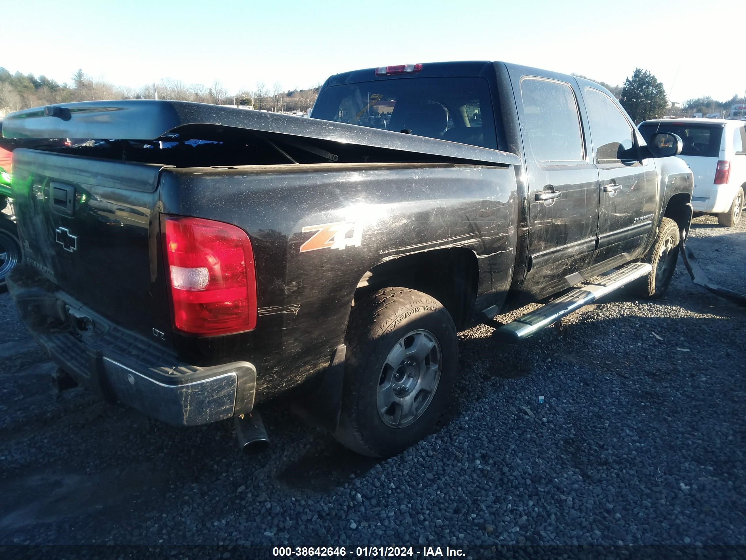 Photo 3 VIN: 3GCPKTE3XBG138737 - CHEVROLET SILVERADO 