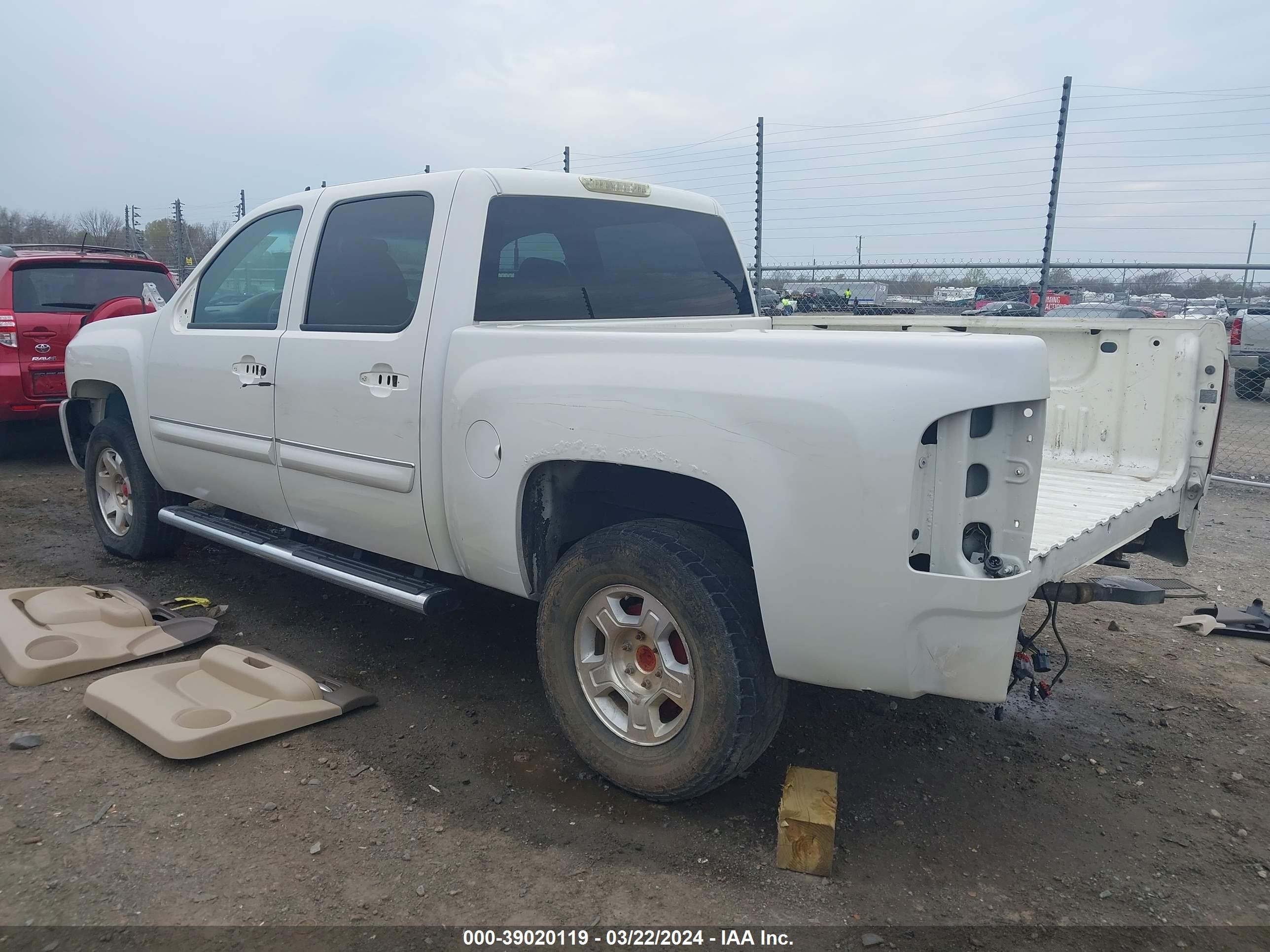 Photo 2 VIN: 3GCPKTE73DG344441 - CHEVROLET SILVERADO 