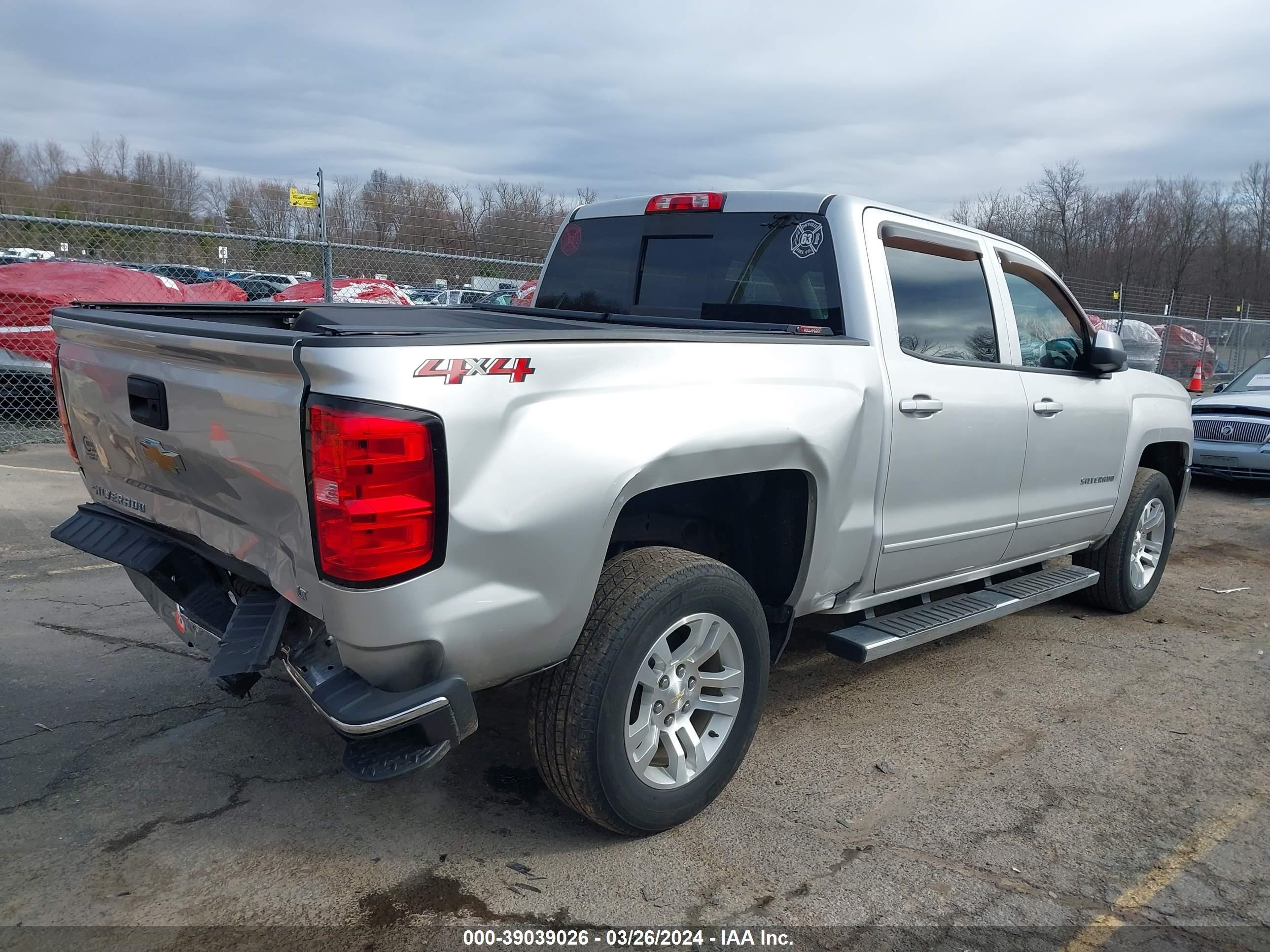 Photo 3 VIN: 3GCUKREC0JG624042 - CHEVROLET SILVERADO 