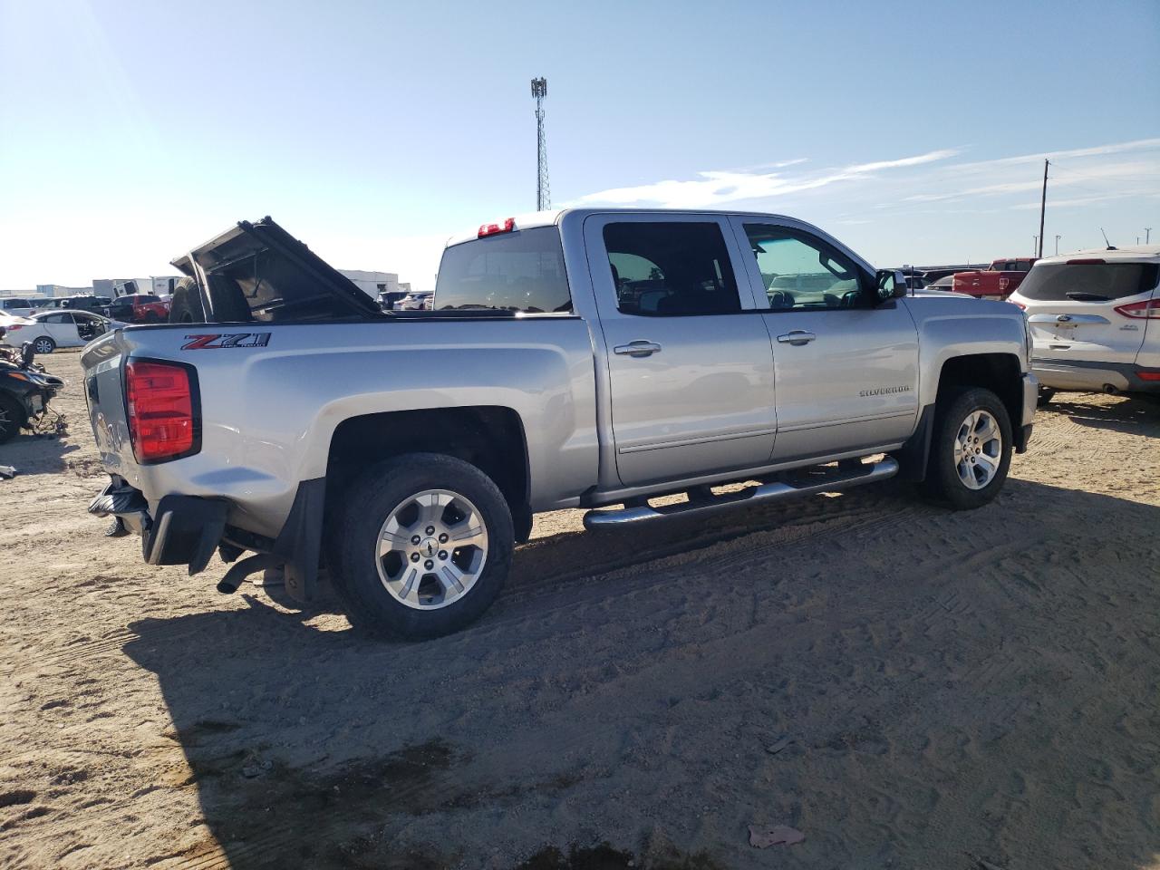 Photo 2 VIN: 3GCUKREC2JG298051 - CHEVROLET SILVERADO 