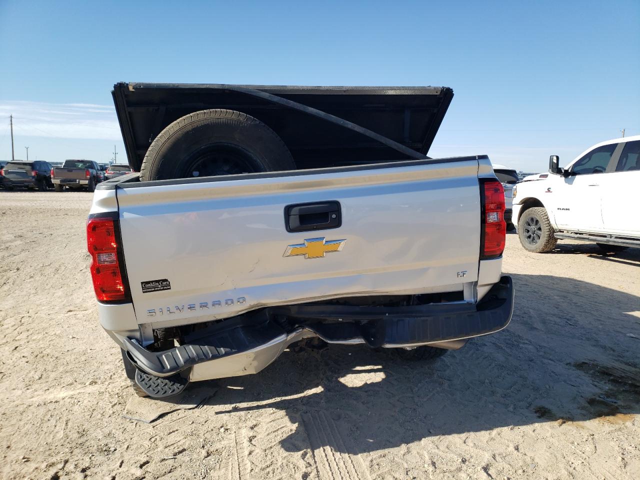 Photo 5 VIN: 3GCUKREC2JG298051 - CHEVROLET SILVERADO 