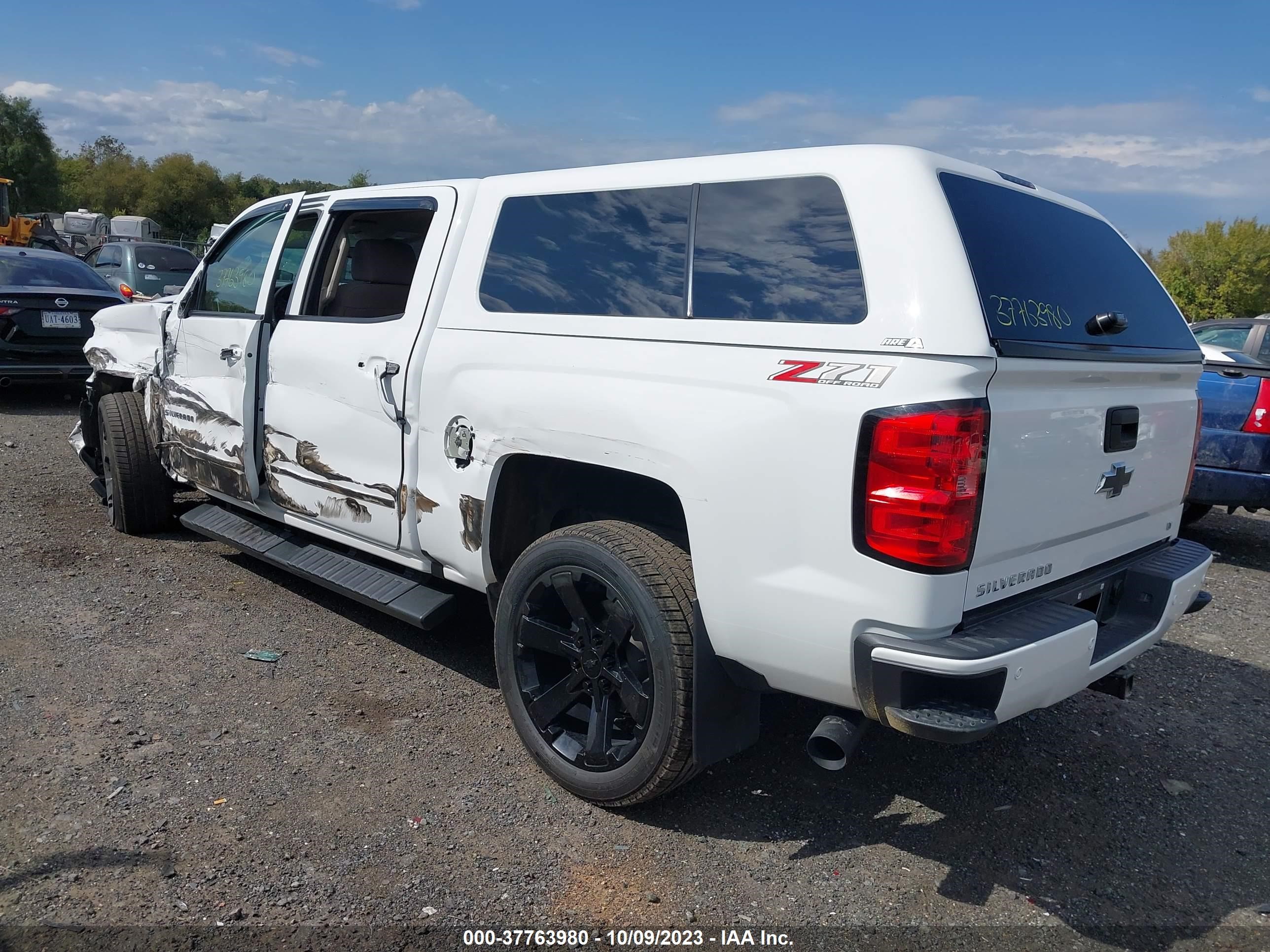 Photo 2 VIN: 3GCUKREC3JG570803 - CHEVROLET SILVERADO 1500 