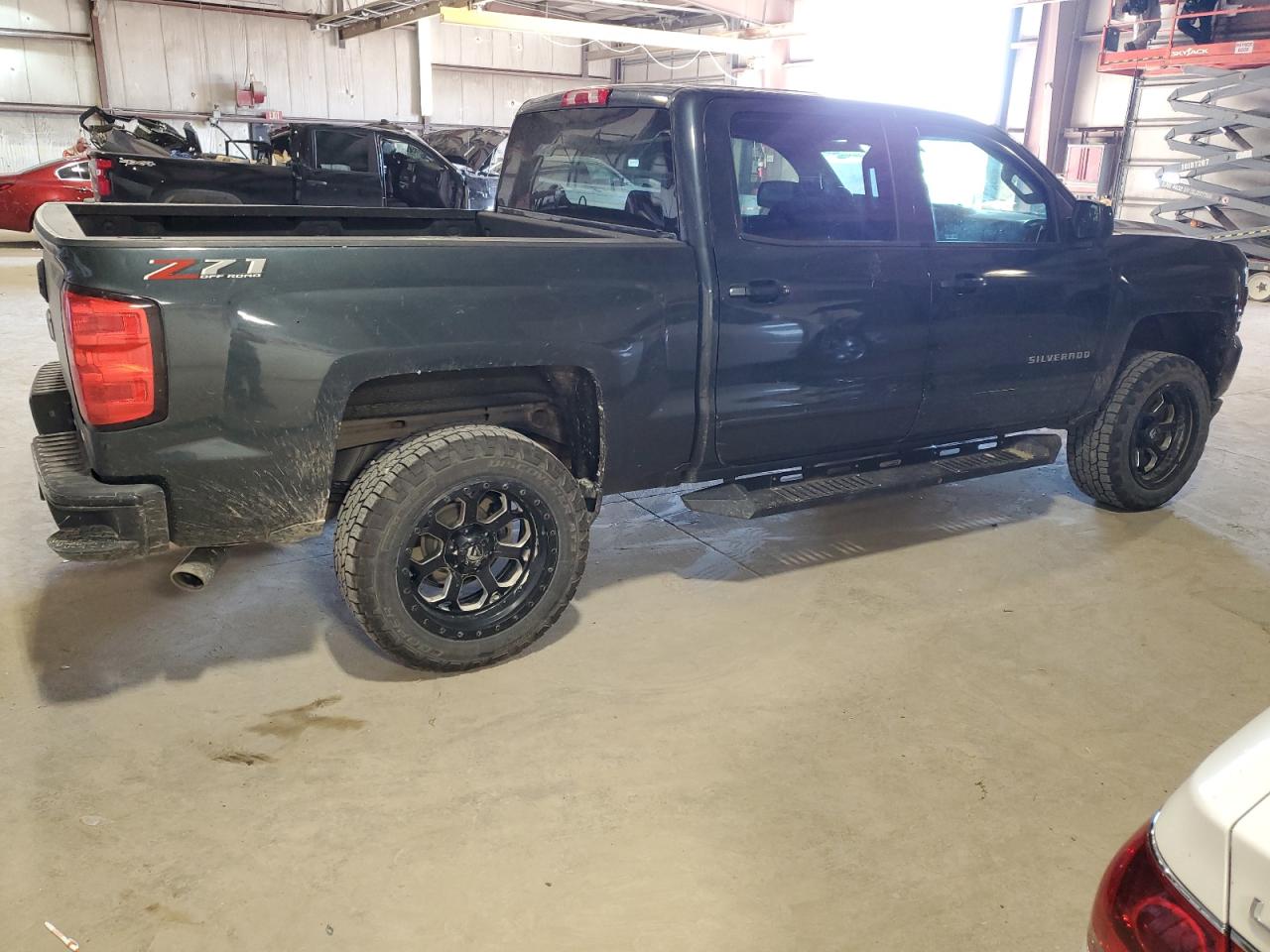 Photo 2 VIN: 3GCUKREC4JG268680 - CHEVROLET SILVERADO 