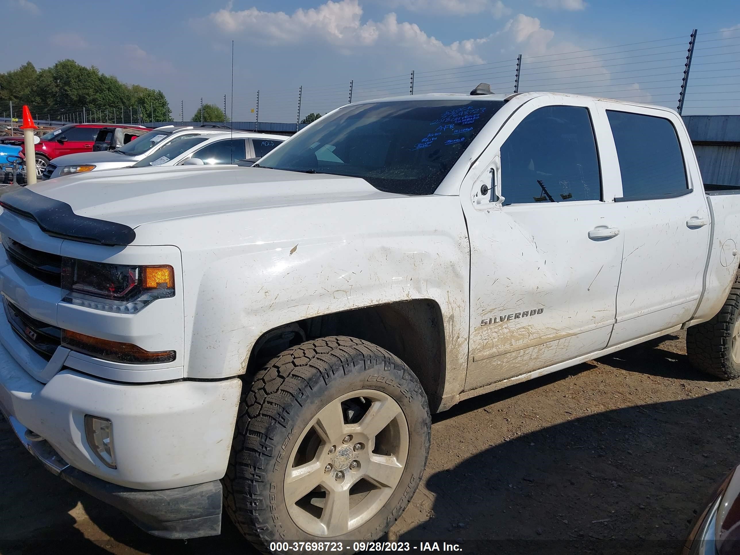 Photo 4 VIN: 3GCUKREC4JG490765 - CHEVROLET SILVERADO 