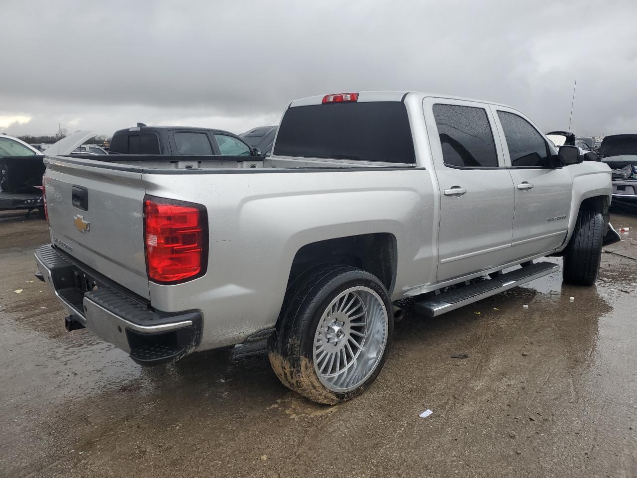 Photo 2 VIN: 3GCUKREC6JG572772 - CHEVROLET SILVERADO 