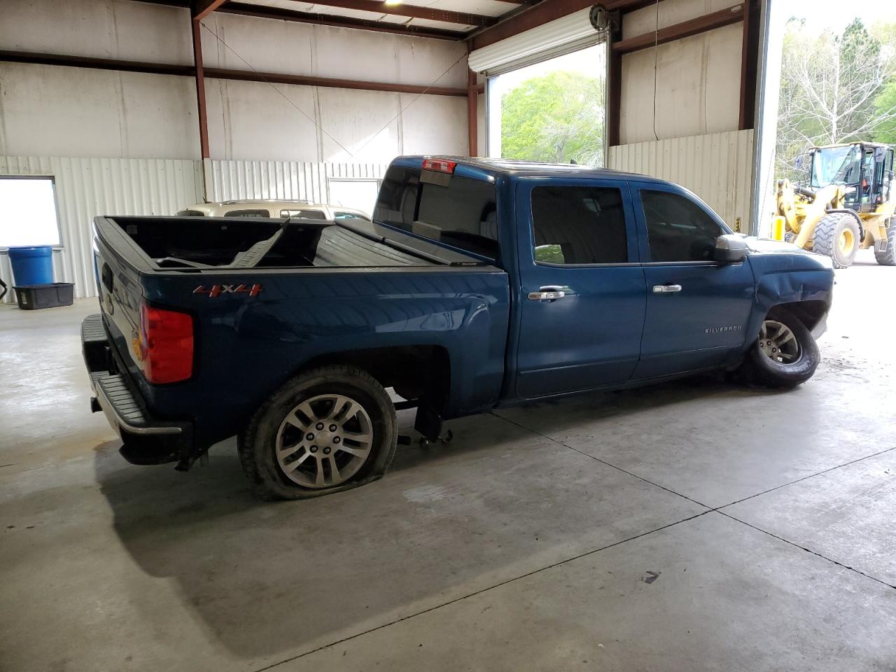 Photo 2 VIN: 3GCUKREC9JG143173 - CHEVROLET SILVERADO 