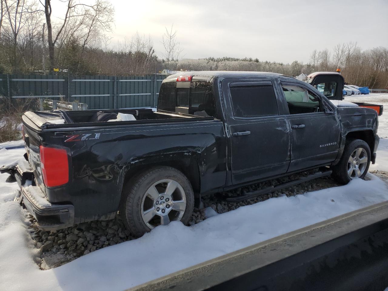 Photo 2 VIN: 3GCUKREC9JG174679 - CHEVROLET SILVERADO 