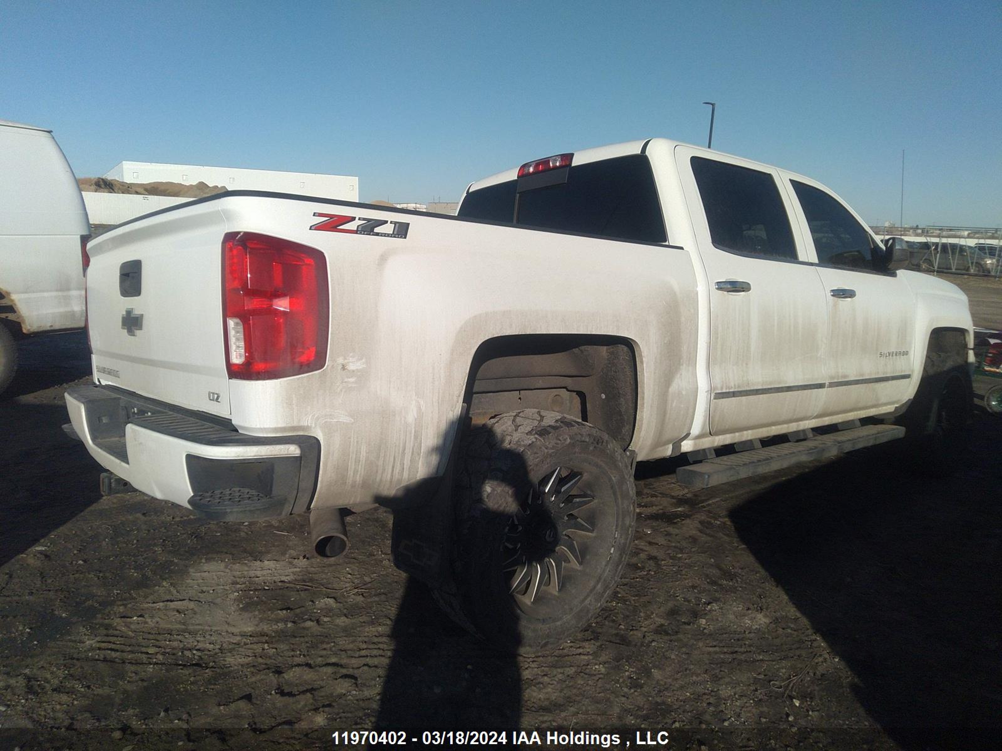 Photo 3 VIN: 3GCUKSEC1JG352477 - CHEVROLET SILVERADO 