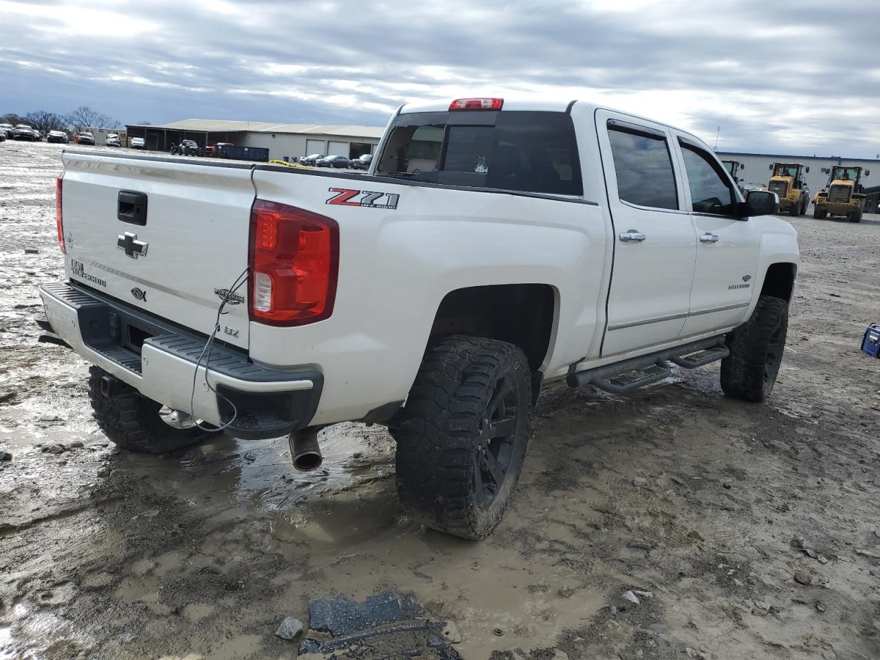 Photo 2 VIN: 3GCUKSEC2JG112774 - CHEVROLET SILVERADO 