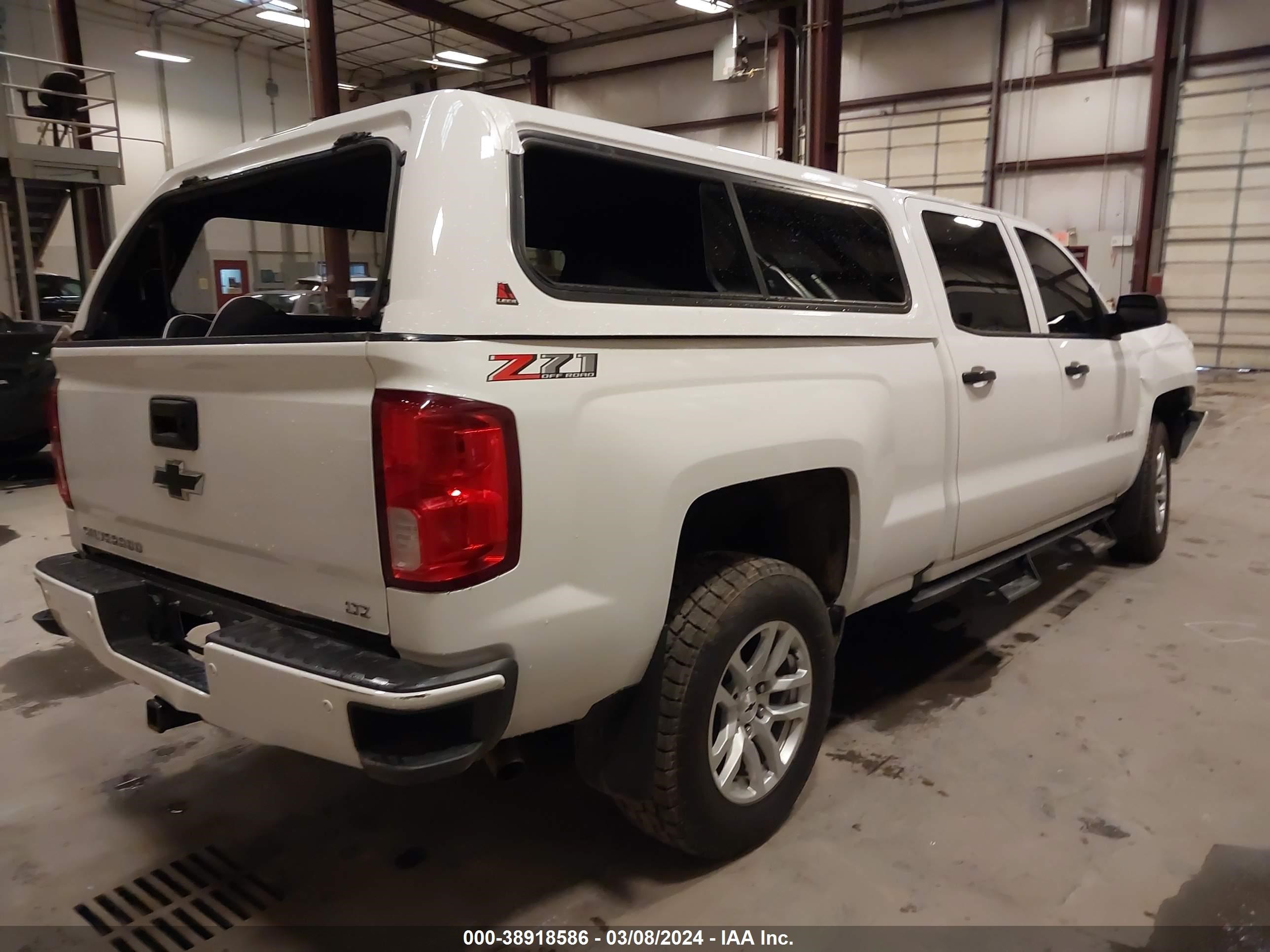 Photo 3 VIN: 3GCUKSEC2JG431060 - CHEVROLET SILVERADO 