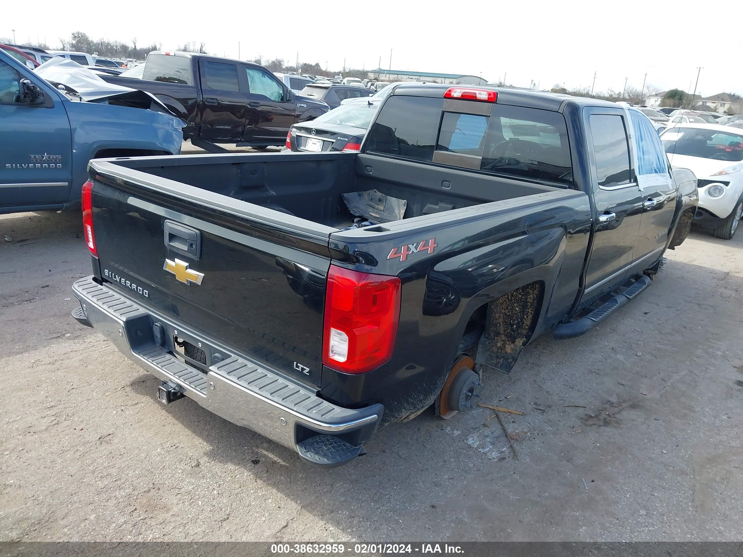 Photo 3 VIN: 3GCUKSEC4JG326388 - CHEVROLET SILVERADO 