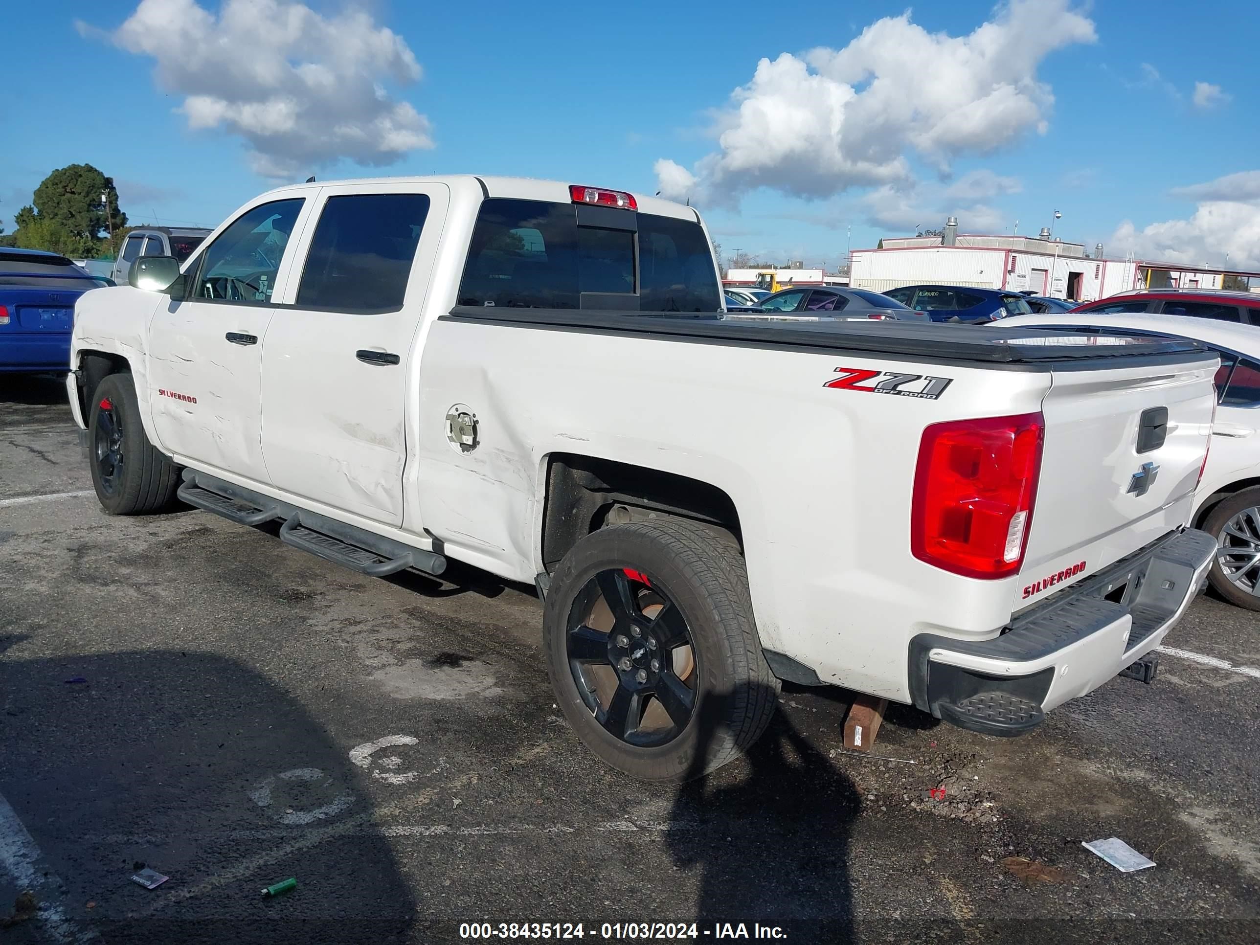 Photo 2 VIN: 3GCUKSEC5JG215249 - CHEVROLET SILVERADO 