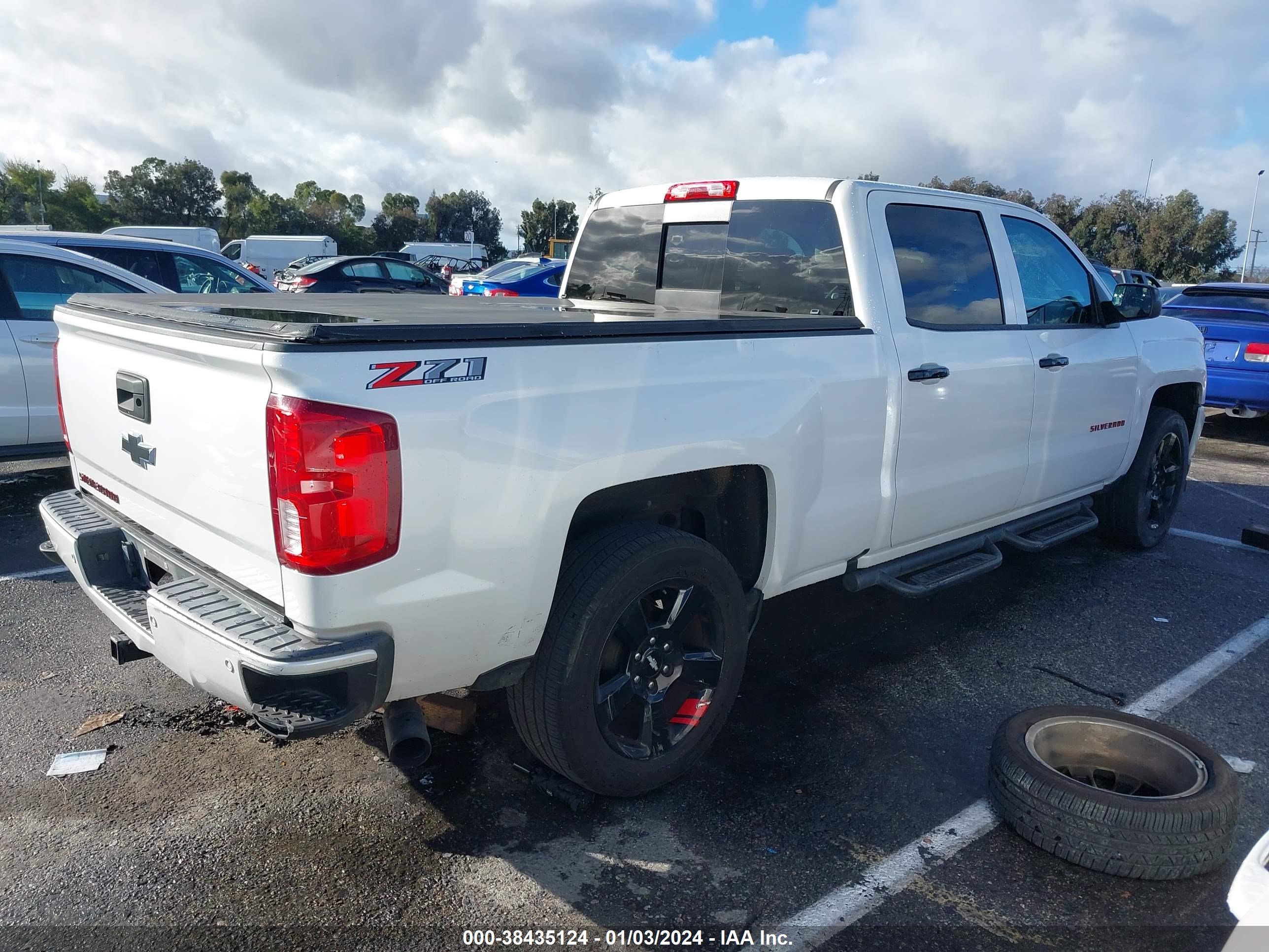 Photo 3 VIN: 3GCUKSEC5JG215249 - CHEVROLET SILVERADO 