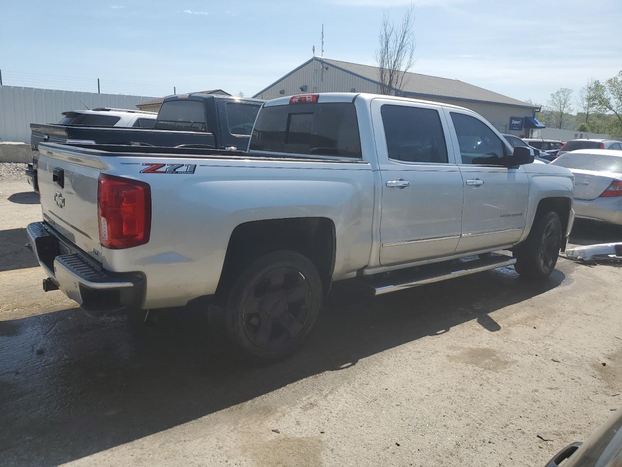 Photo 2 VIN: 3GCUKSEC7JG277669 - CHEVROLET SILVERADO 