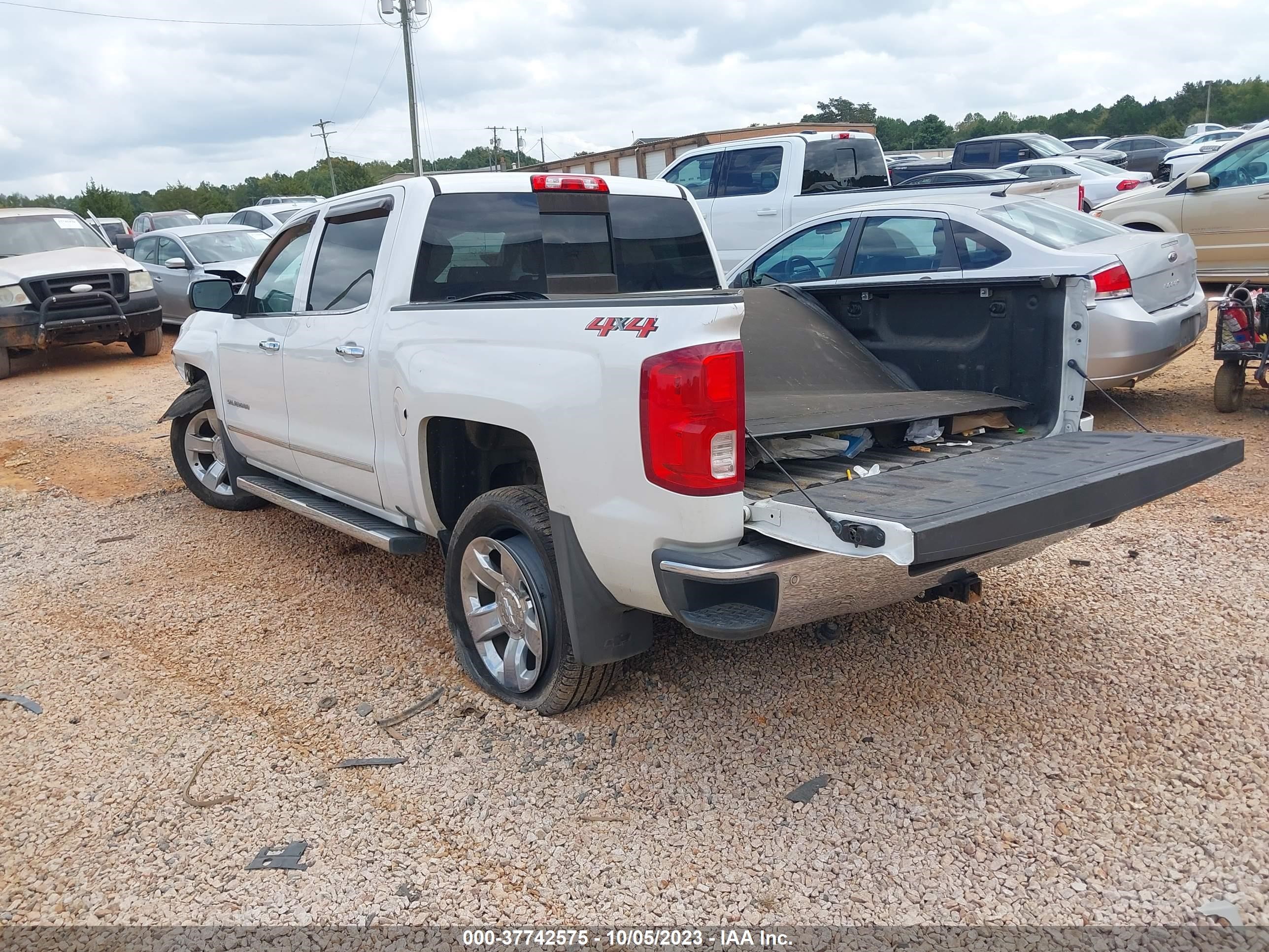 Photo 2 VIN: 3GCUKSEJ2JG629443 - CHEVROLET SILVERADO 