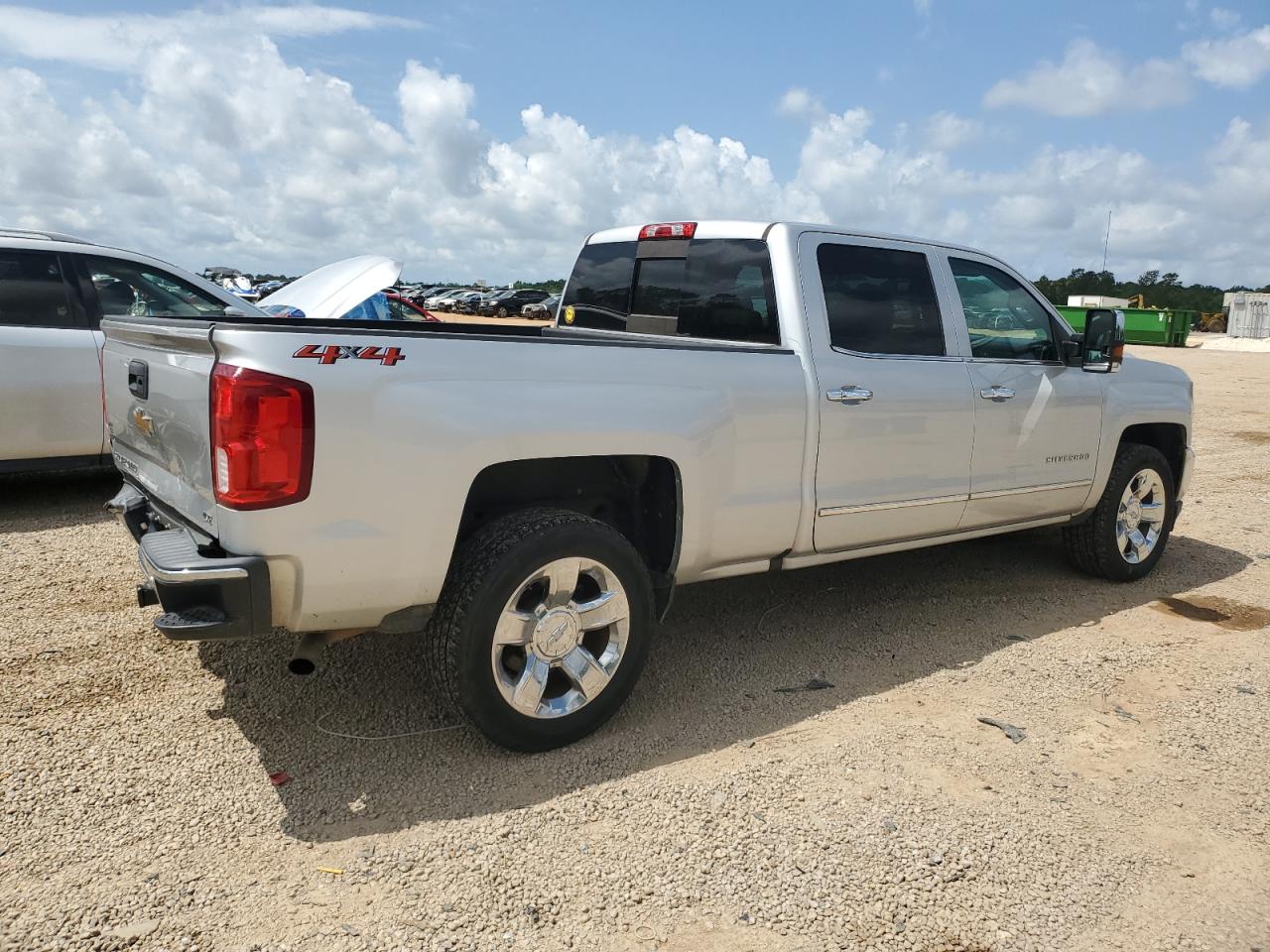 Photo 2 VIN: 3GCUKSEJ7JG343863 - CHEVROLET SILVERADO 