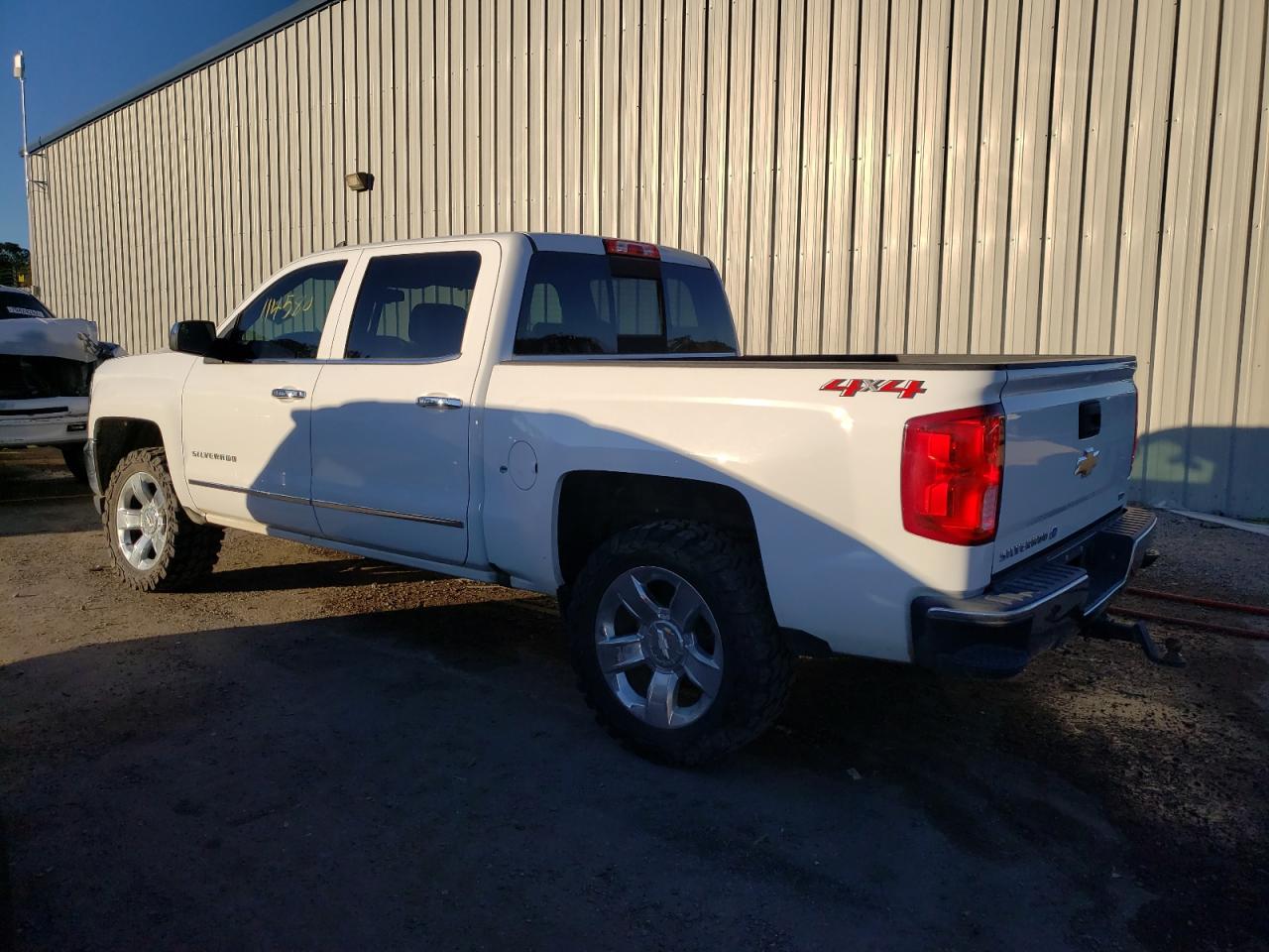 Photo 1 VIN: 3GCUKSER6JG359851 - CHEVROLET SILVERADO 