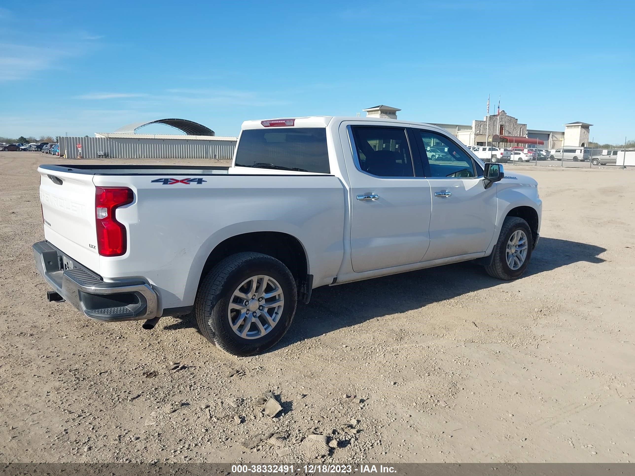 Photo 3 VIN: 3GCUYGED6LG315318 - CHEVROLET SILVERADO 