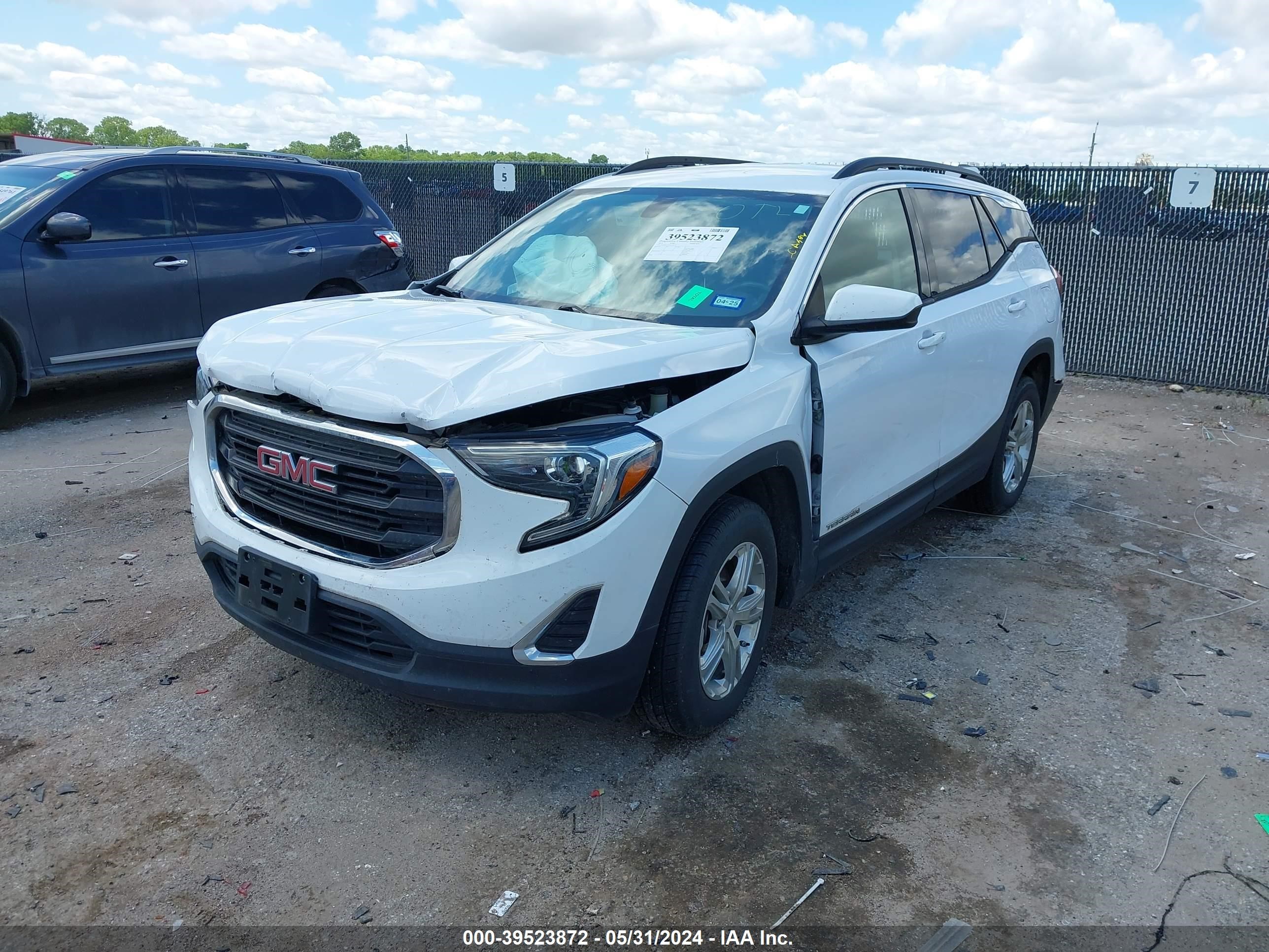 Photo 1 VIN: 3GKALUEU9JL258721 - GMC TERRAIN 