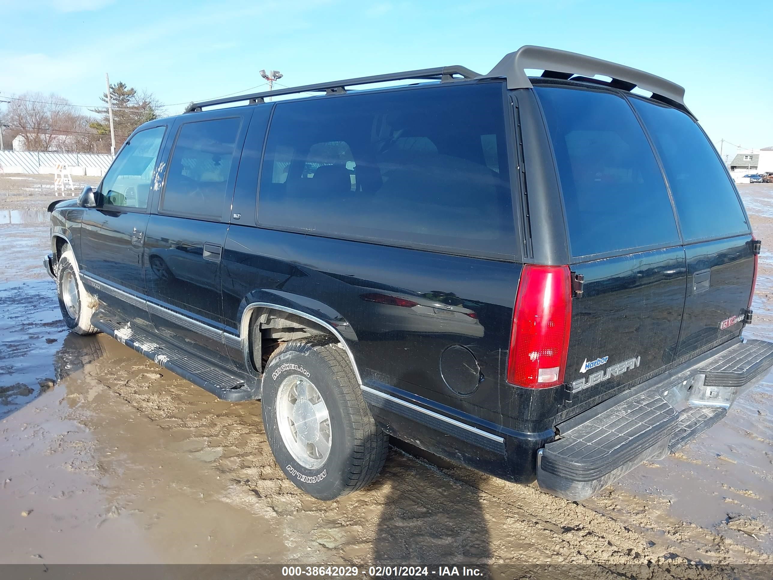 Photo 2 VIN: 3GKEC16R1VG524029 - GMC SUBURBAN 