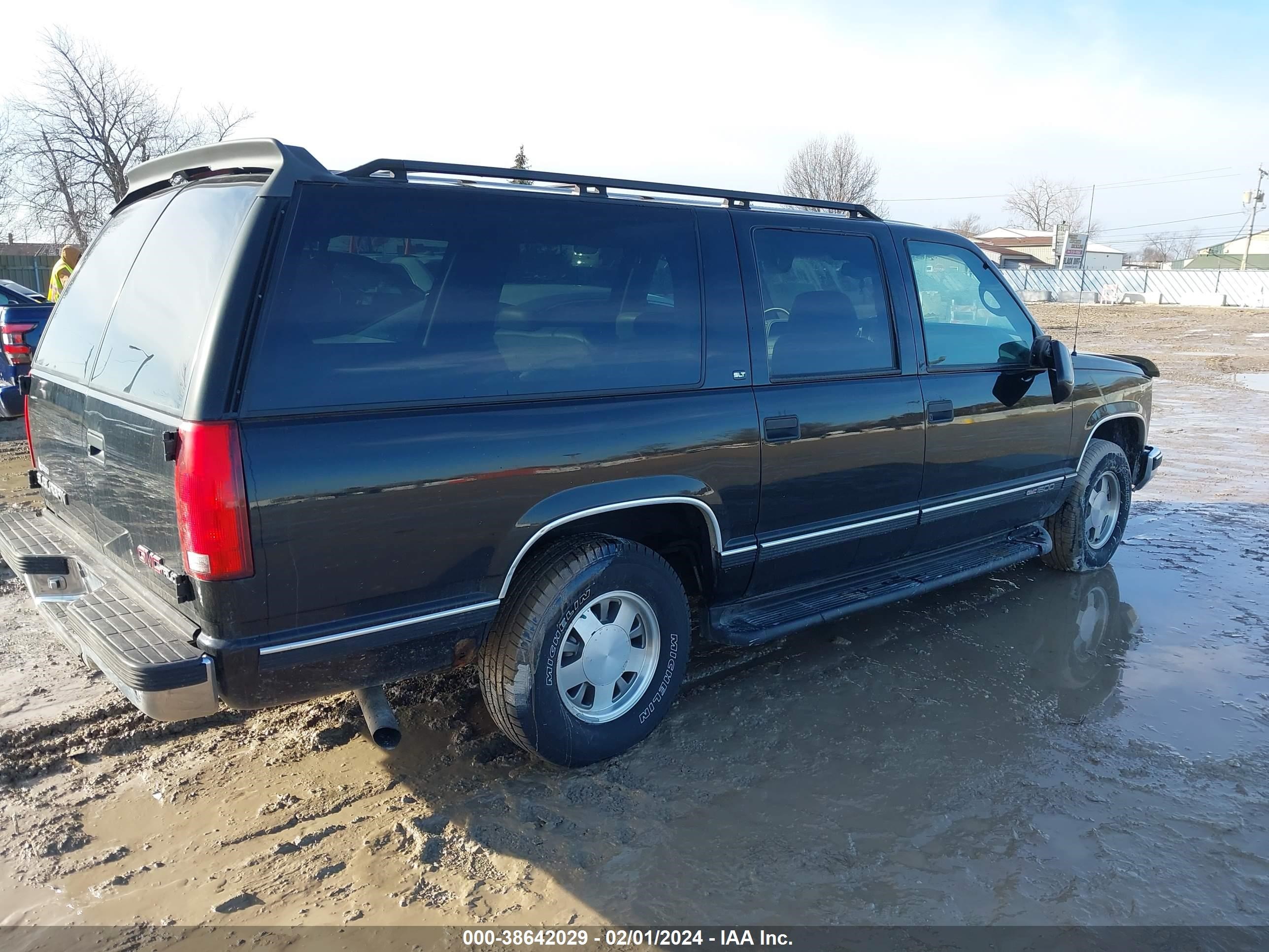 Photo 3 VIN: 3GKEC16R1VG524029 - GMC SUBURBAN 