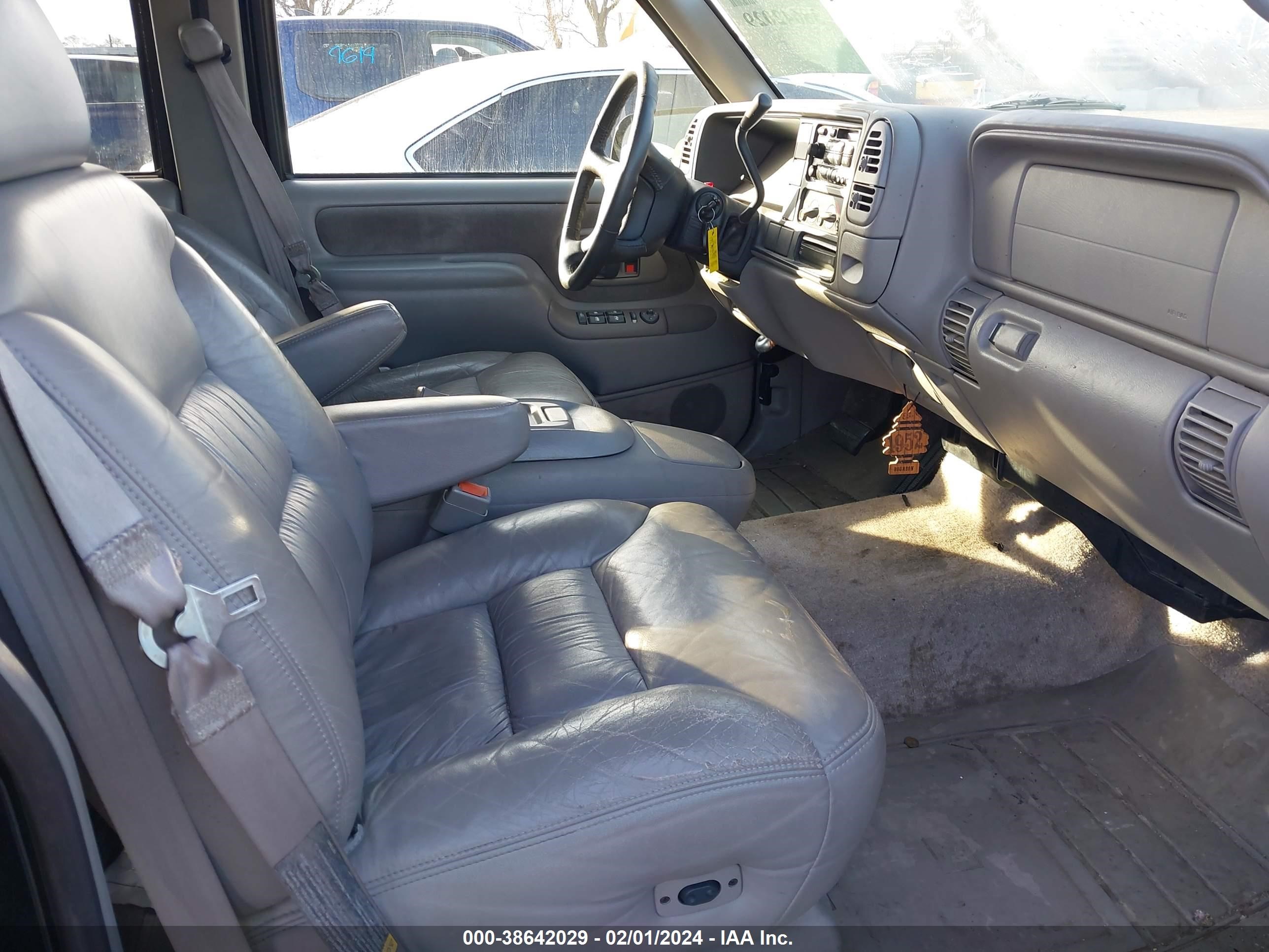 Photo 4 VIN: 3GKEC16R1VG524029 - GMC SUBURBAN 