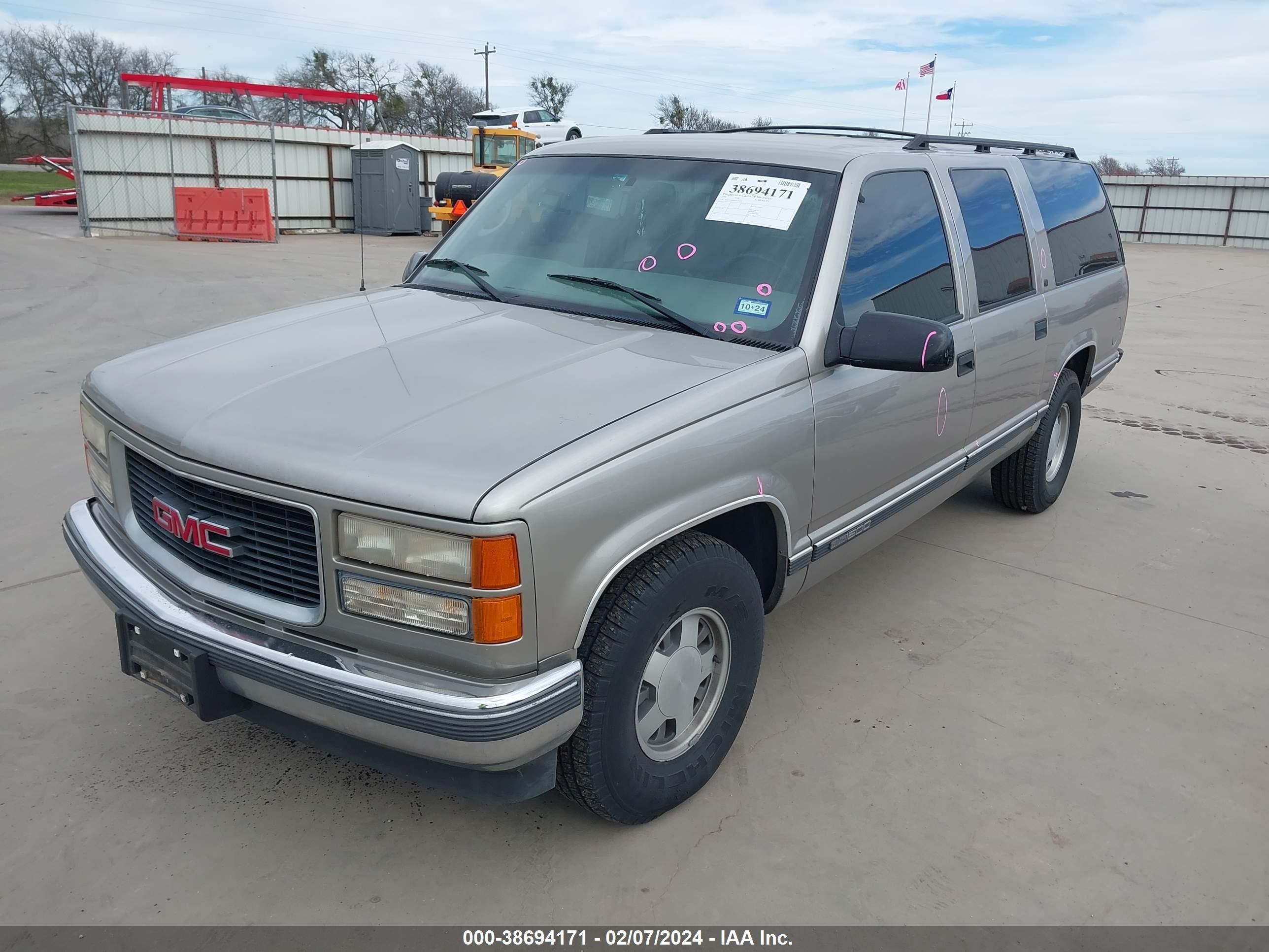 Photo 1 VIN: 3GKEC16R6XG536602 - GMC SUBURBAN 