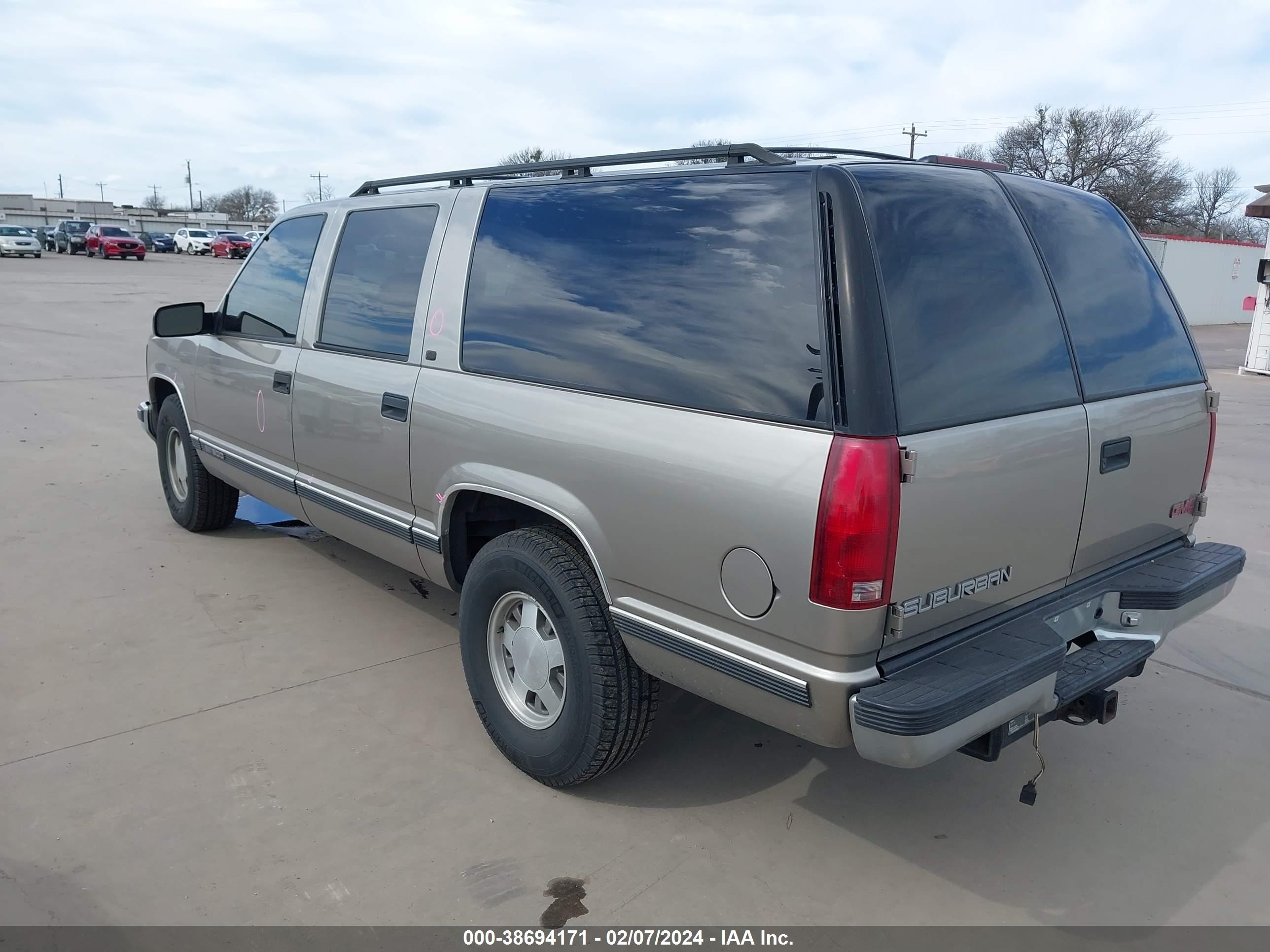 Photo 2 VIN: 3GKEC16R6XG536602 - GMC SUBURBAN 