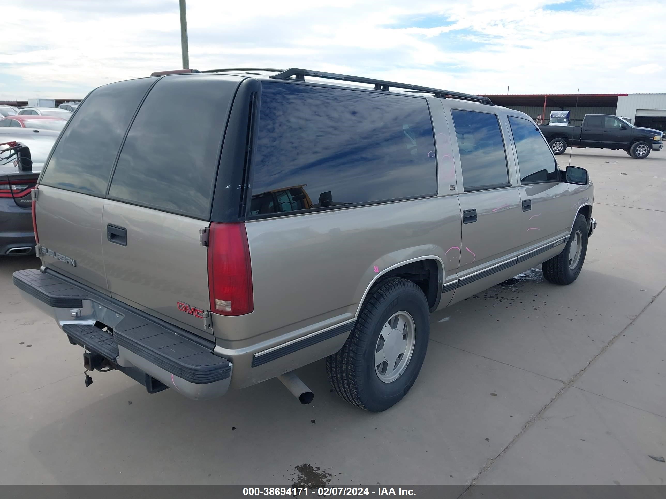 Photo 3 VIN: 3GKEC16R6XG536602 - GMC SUBURBAN 