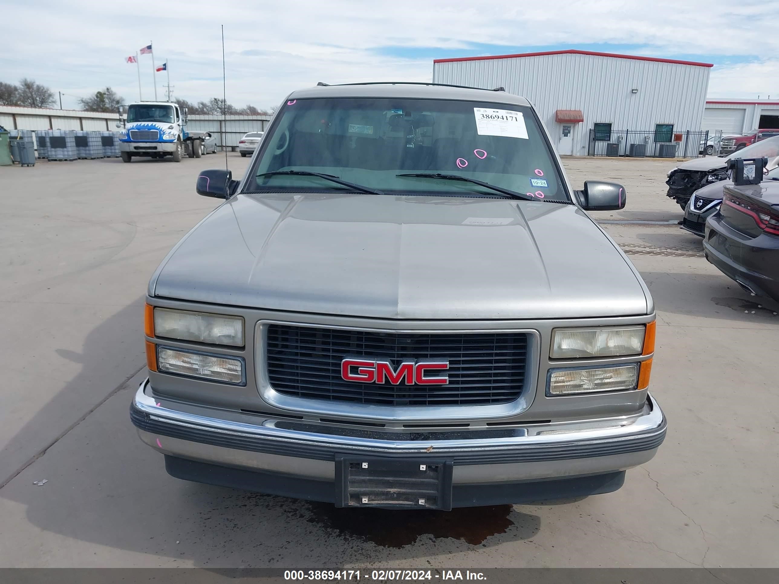 Photo 5 VIN: 3GKEC16R6XG536602 - GMC SUBURBAN 