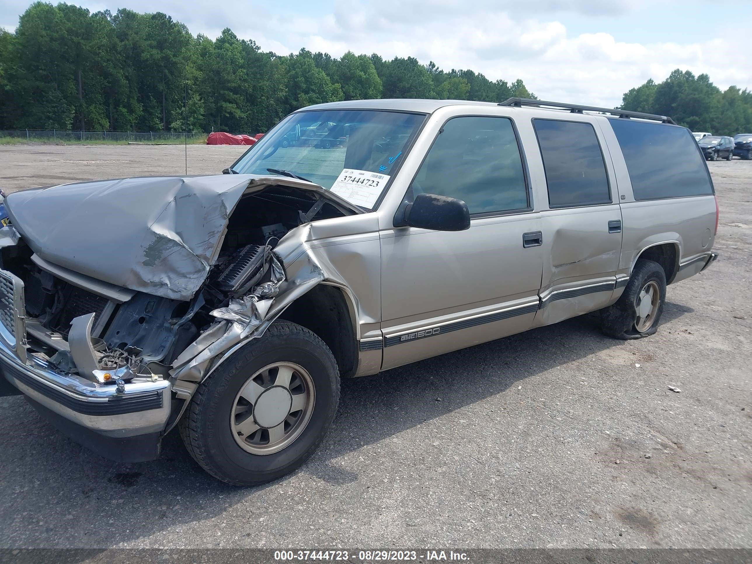 Photo 1 VIN: 3GKEC16R9XG526839 - GMC SUBURBAN 