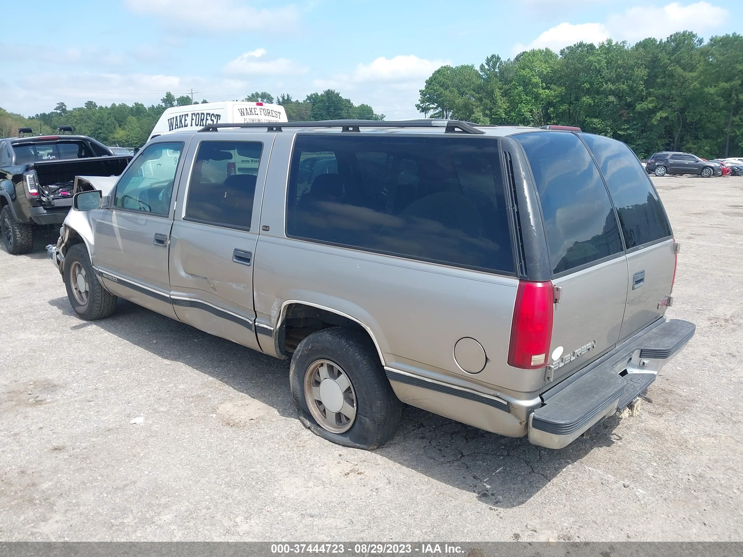 Photo 2 VIN: 3GKEC16R9XG526839 - GMC SUBURBAN 