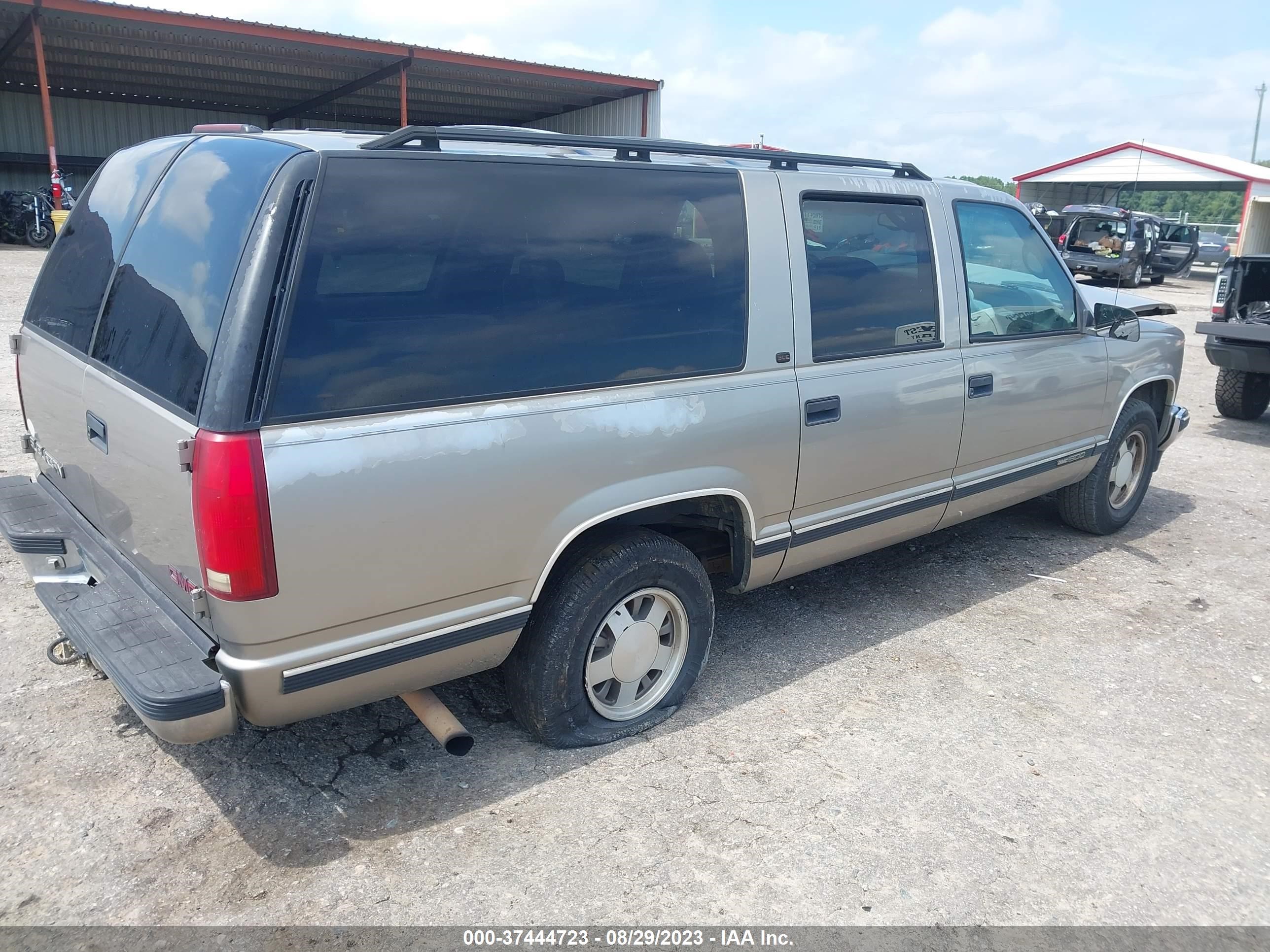 Photo 3 VIN: 3GKEC16R9XG526839 - GMC SUBURBAN 