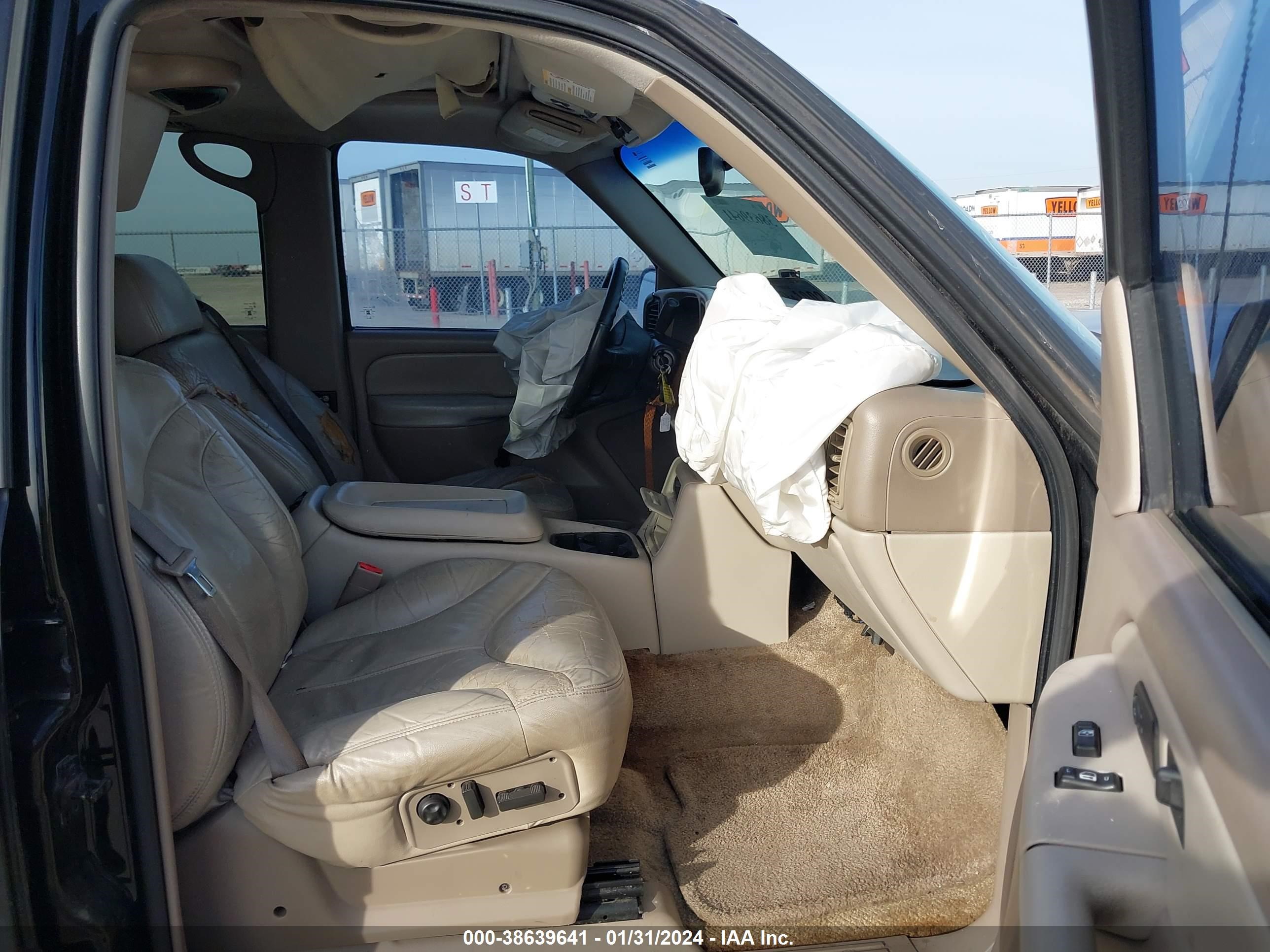 Photo 4 VIN: 3GKEC16T21G271809 - GMC YUKON 