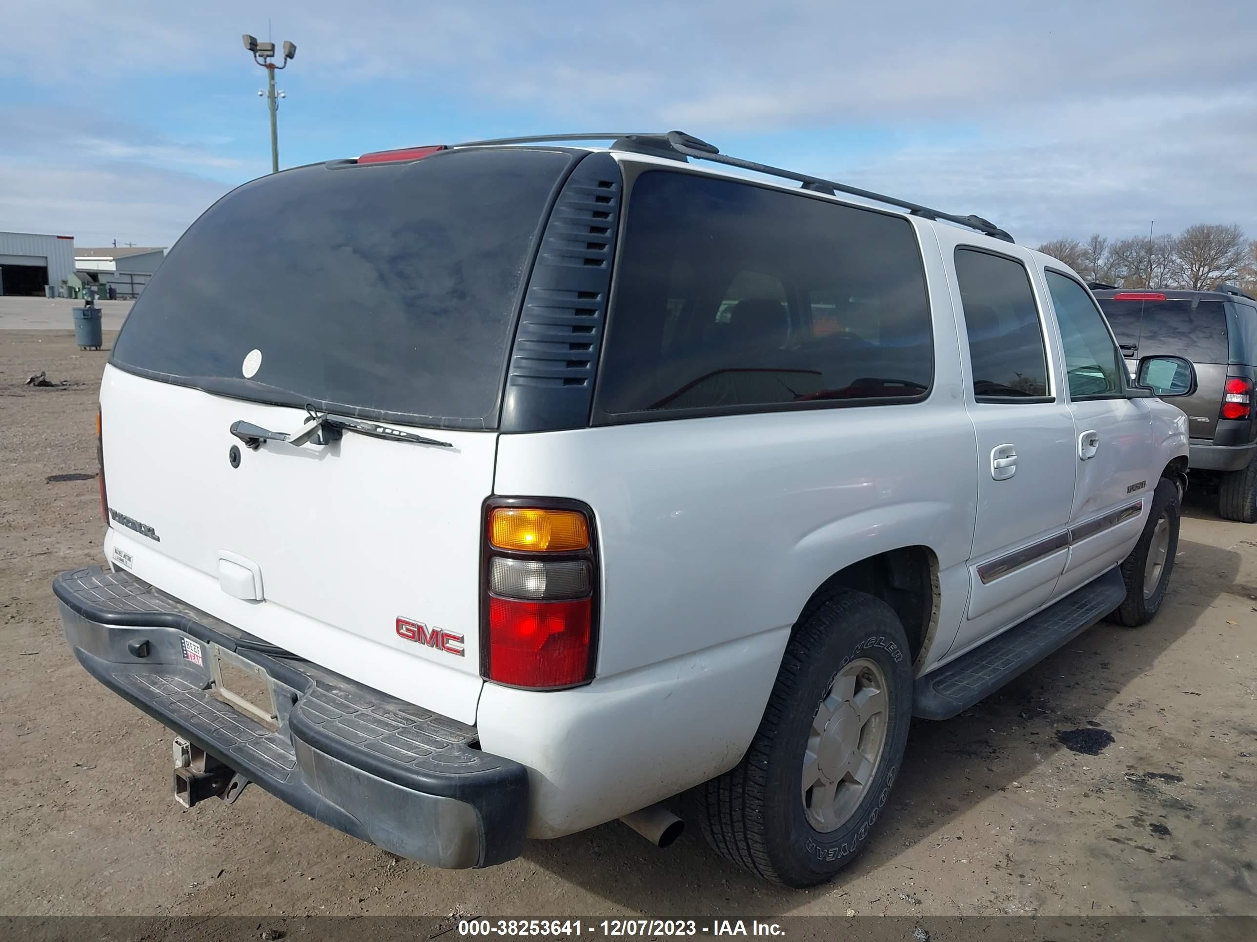 Photo 3 VIN: 3GKEC16Z44G289494 - GMC YUKON 