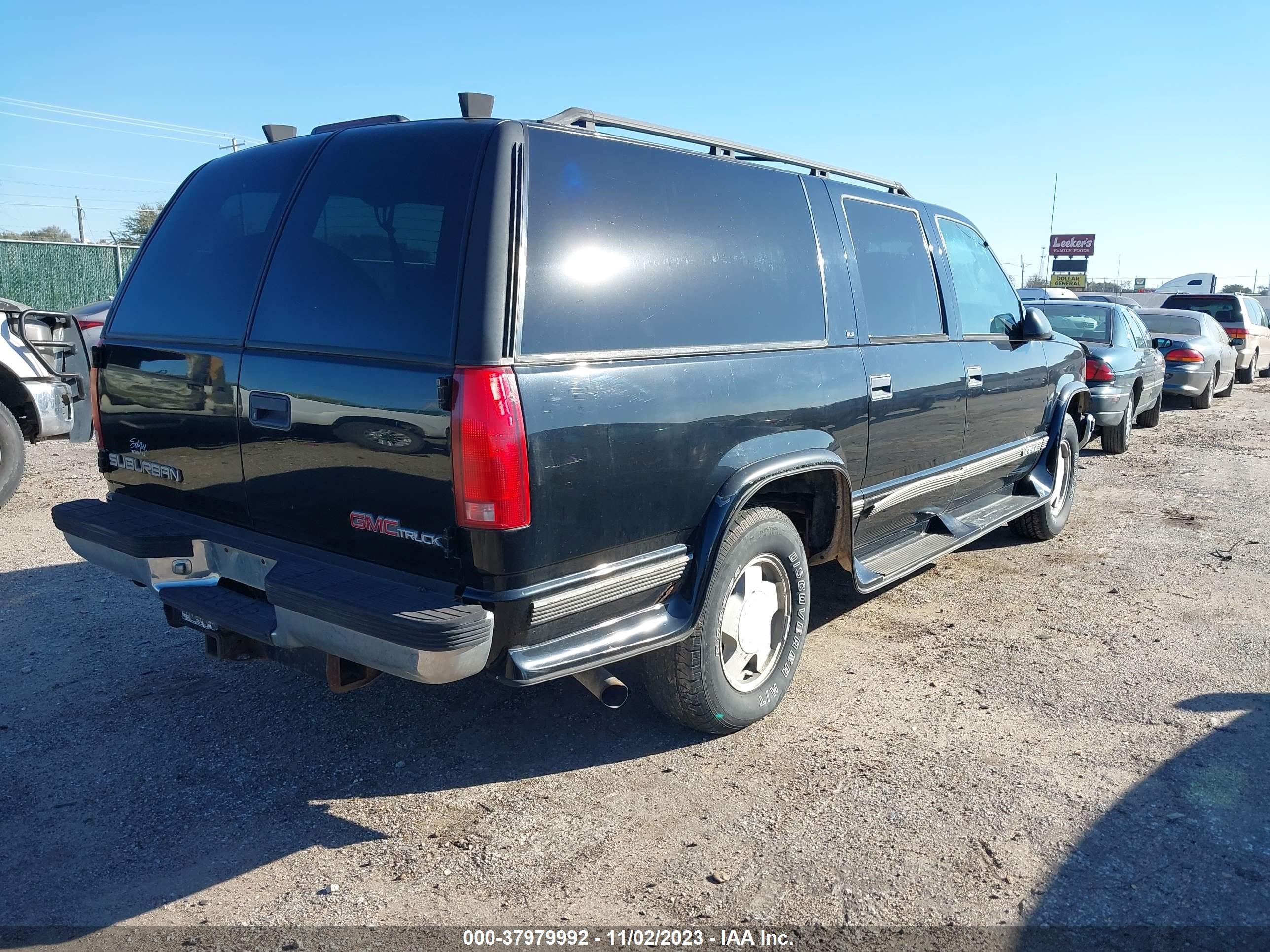 Photo 3 VIN: 3GKFK16R0VG518892 - GMC SUBURBAN 