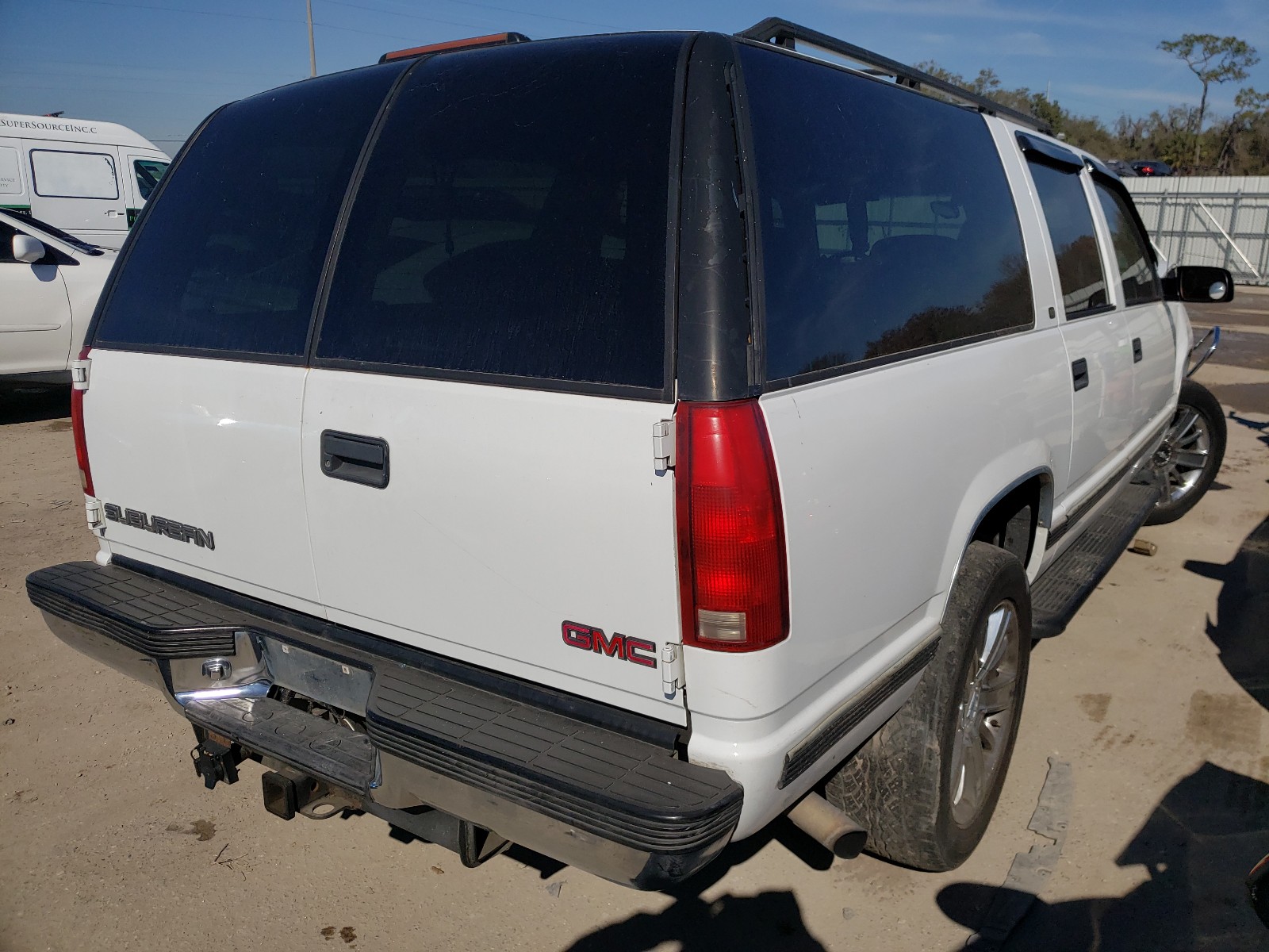 Photo 3 VIN: 3GKFK16R3XG523376 - GMC SUBURBAN 